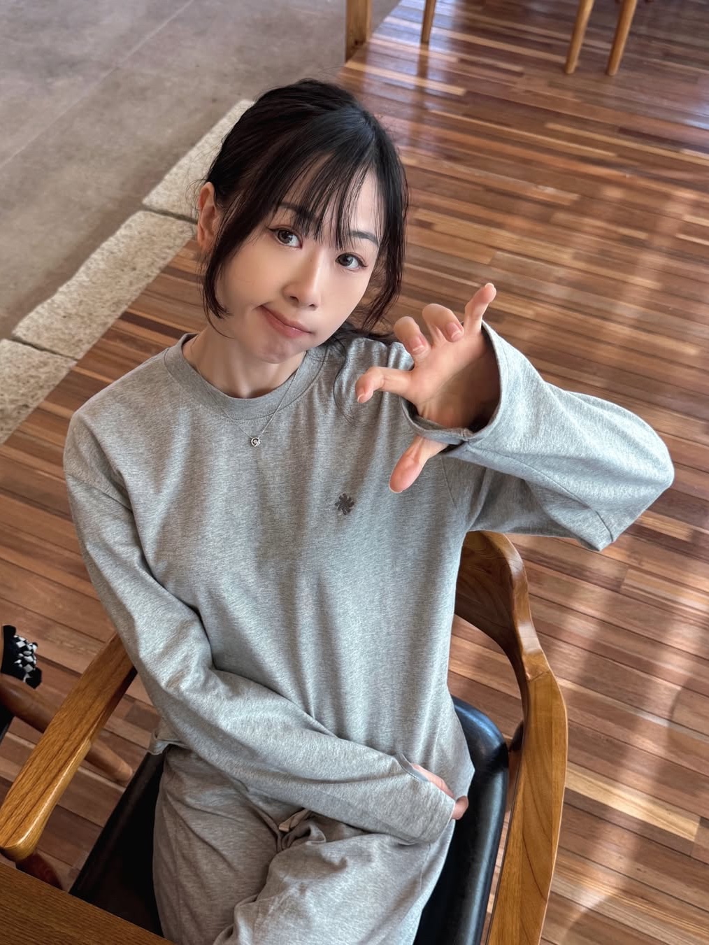 SLOW RECORD HOUSE Fingerhole Crop Long Sleeve Gray 착용 스타일 - 3