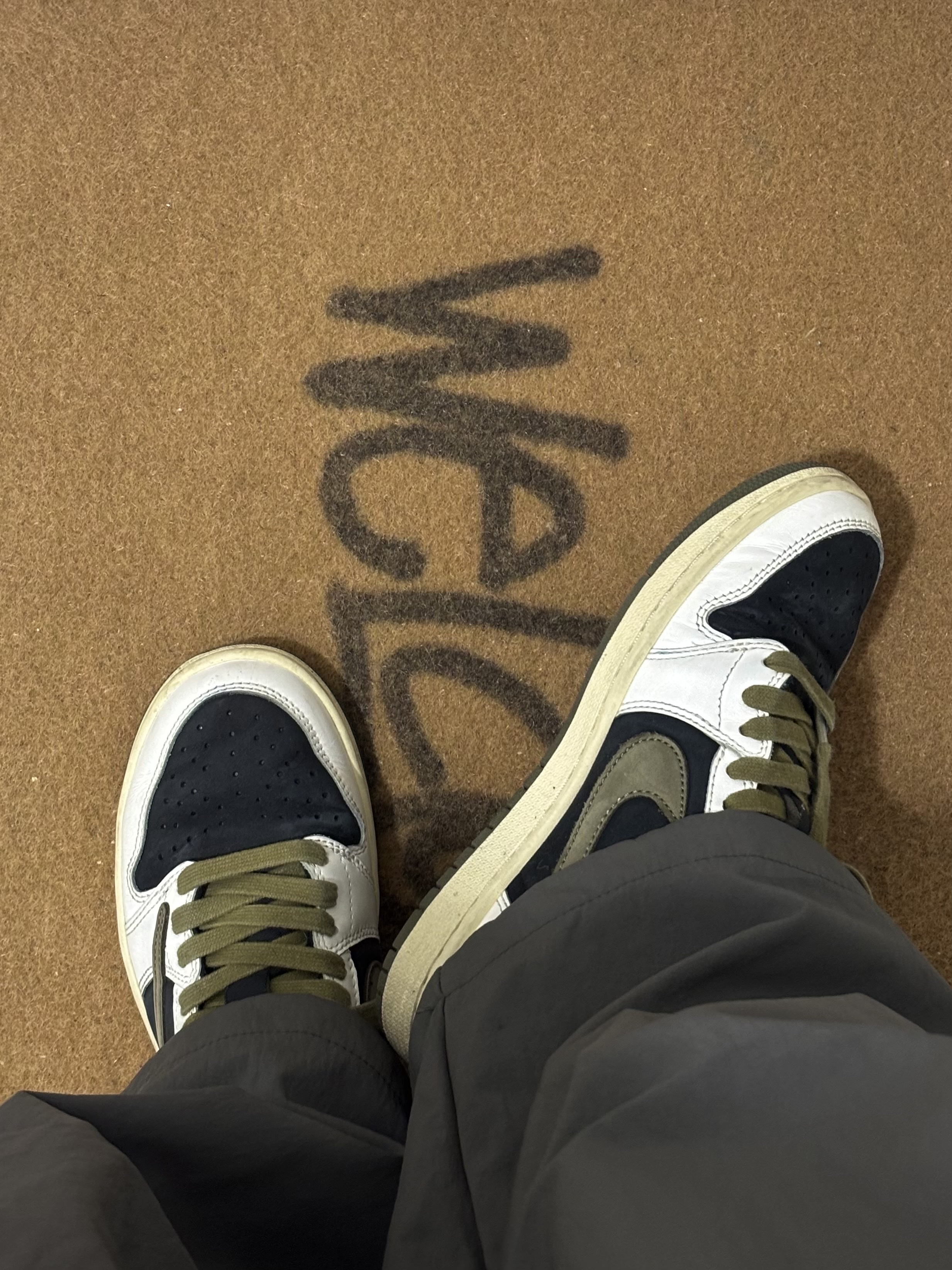 (W) Jordan 1 x Travis Scott Retro Low OG SP Medium Olive 착용 스타일 - 1
