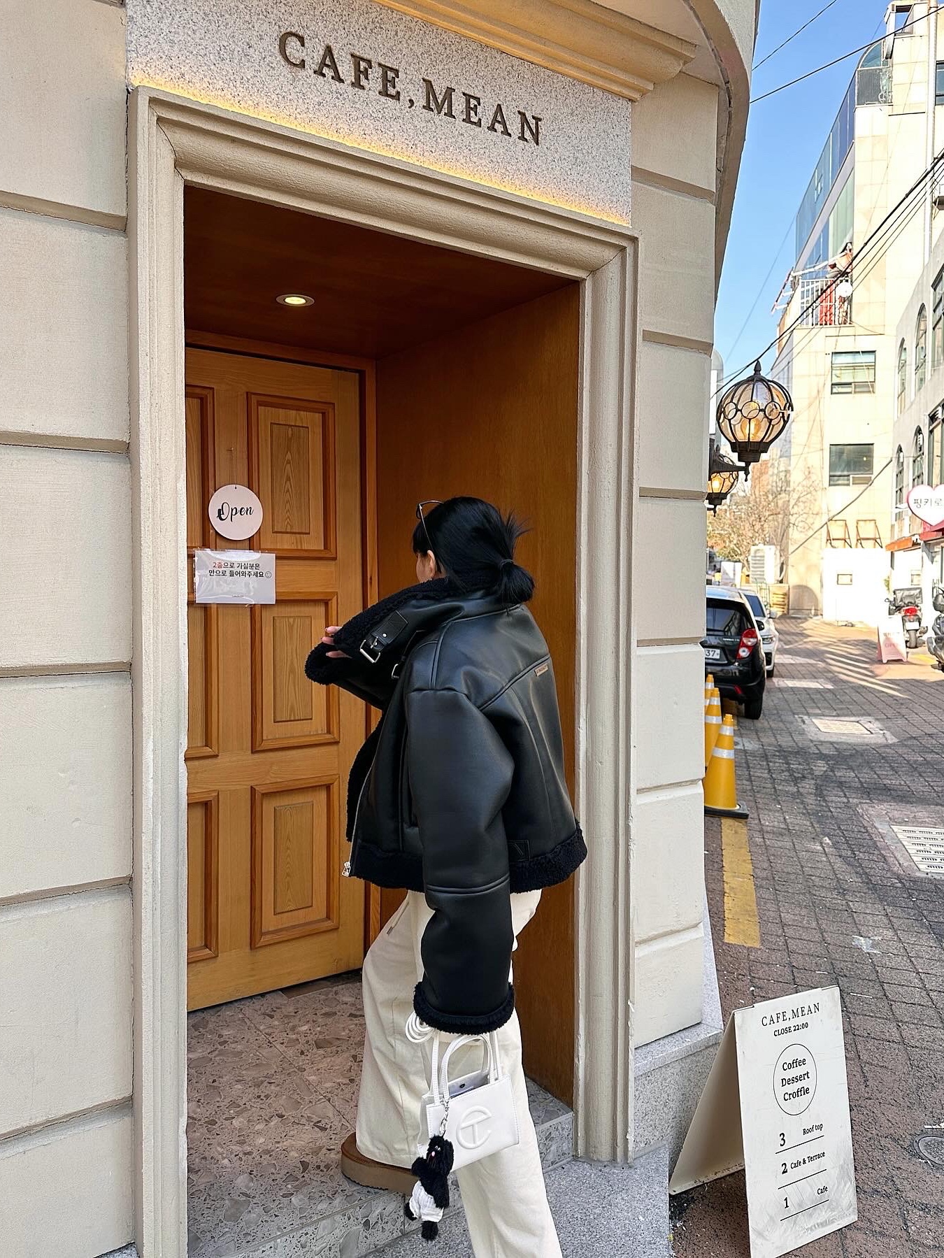 Monamhee Beulpingi Keyring with White Pants Black, Telfar Small Shopping Bag White 착용 스타일 - 3
