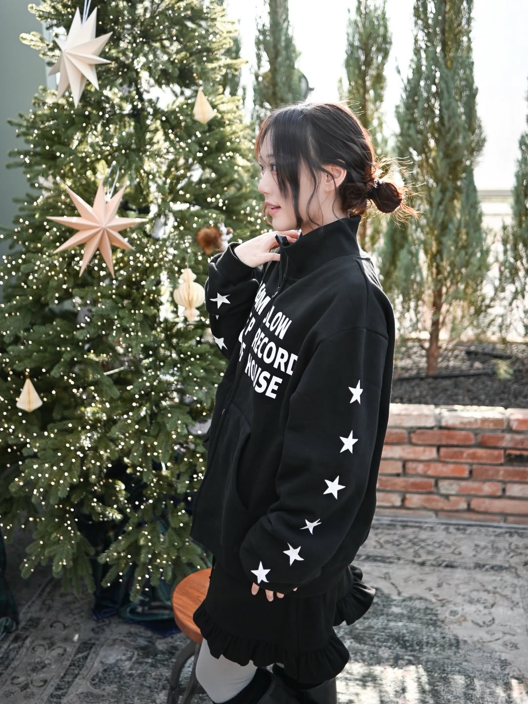 SLOW RECORD HOUSE Typo Star Track Zip-Up_Black 착용 스타일 - 4