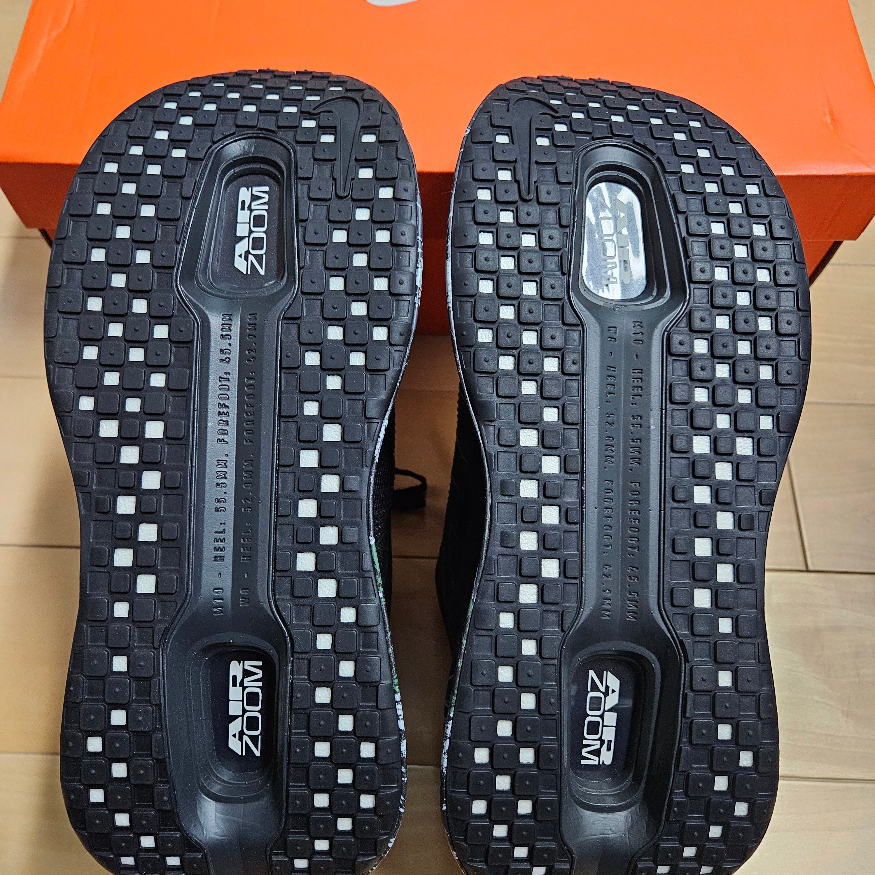 Nike Vomero Premium Black Dark Smoke Grey 착용 스타일 - 6