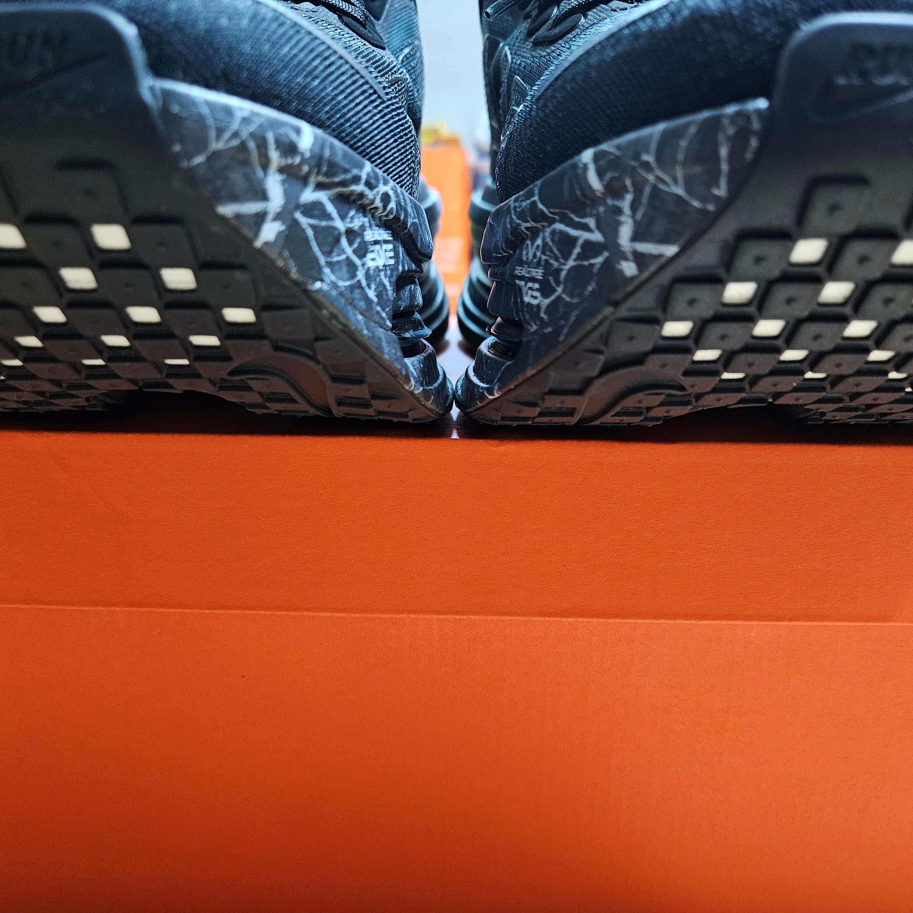 Nike Vomero Premium Black Dark Smoke Grey 착용 스타일 - 8