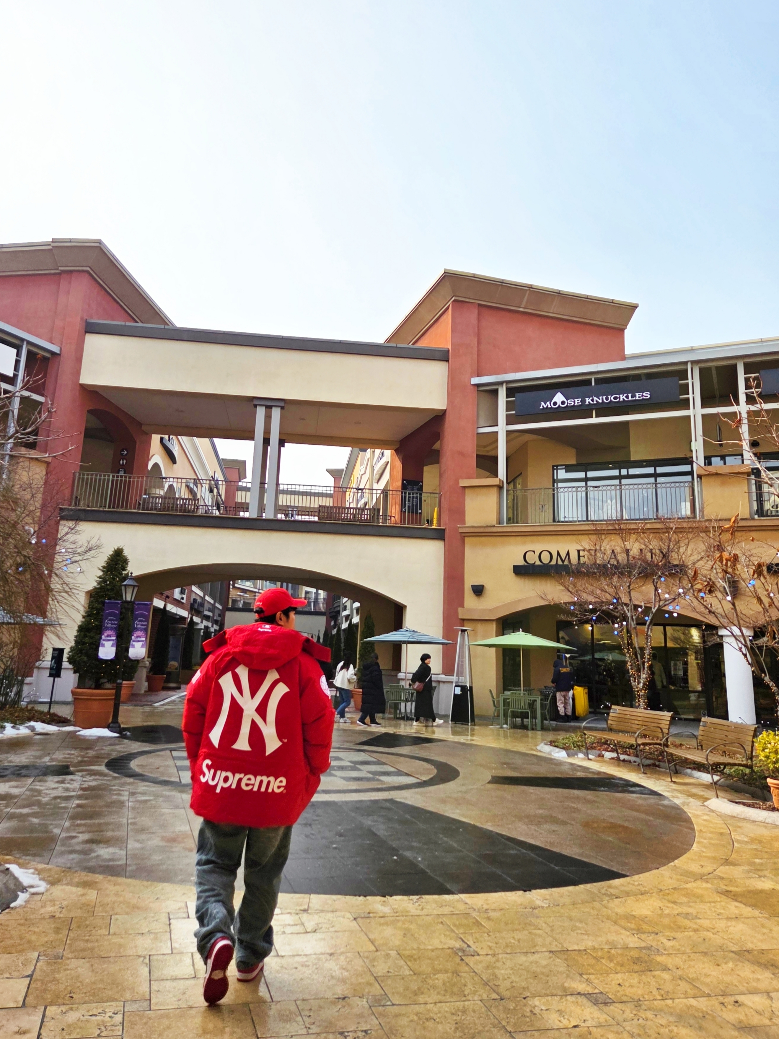 Supreme x New York Yankees Gore-Tex 700-Fill Down Jacket Red - 21FW, Supreme Splatter 6-Panel Red - 25FW 착용 스타일