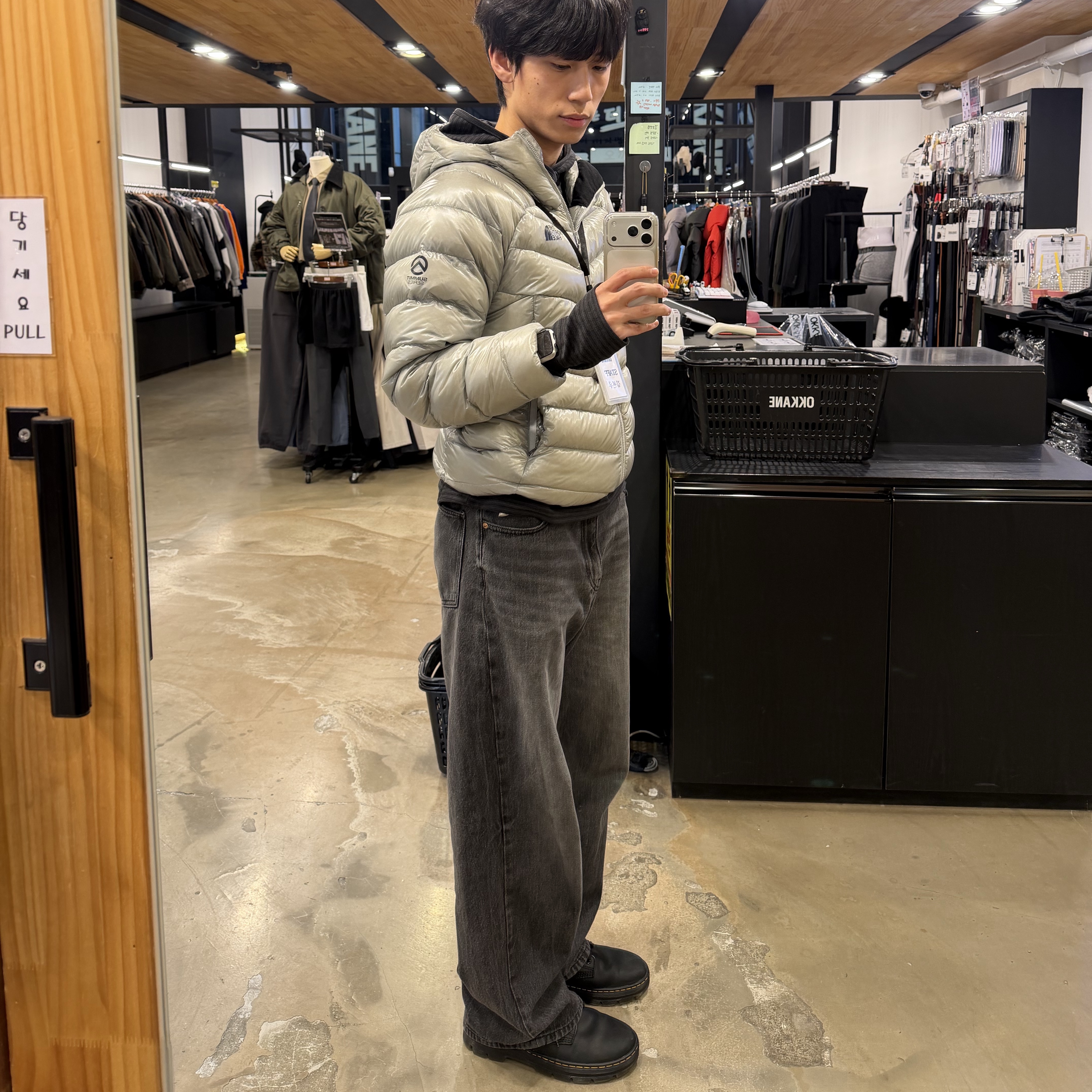 The North Face Summit Mattehorn RDS Down Jacket Light Gray, Dr. Martens Reeder Wyoming Leather Utility Shoes Black 착용 스타일 - 3