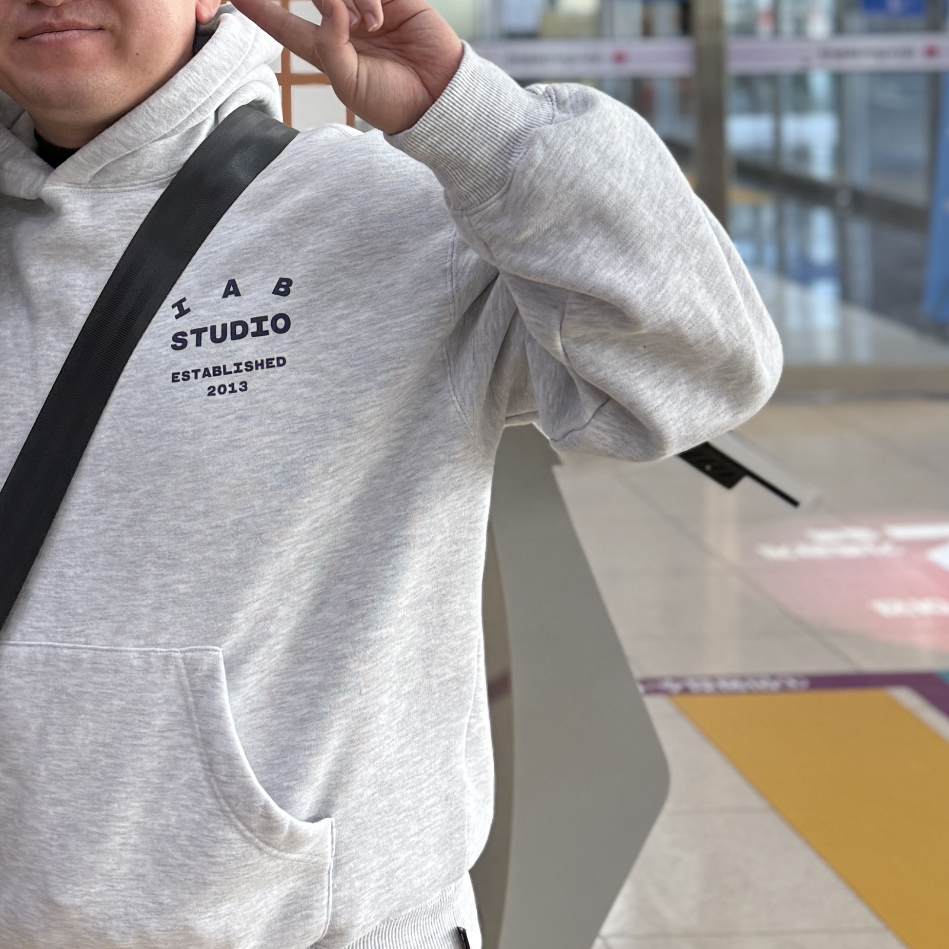IAB Studio 25 Hoodie Light Gray Navy 착용 스타일