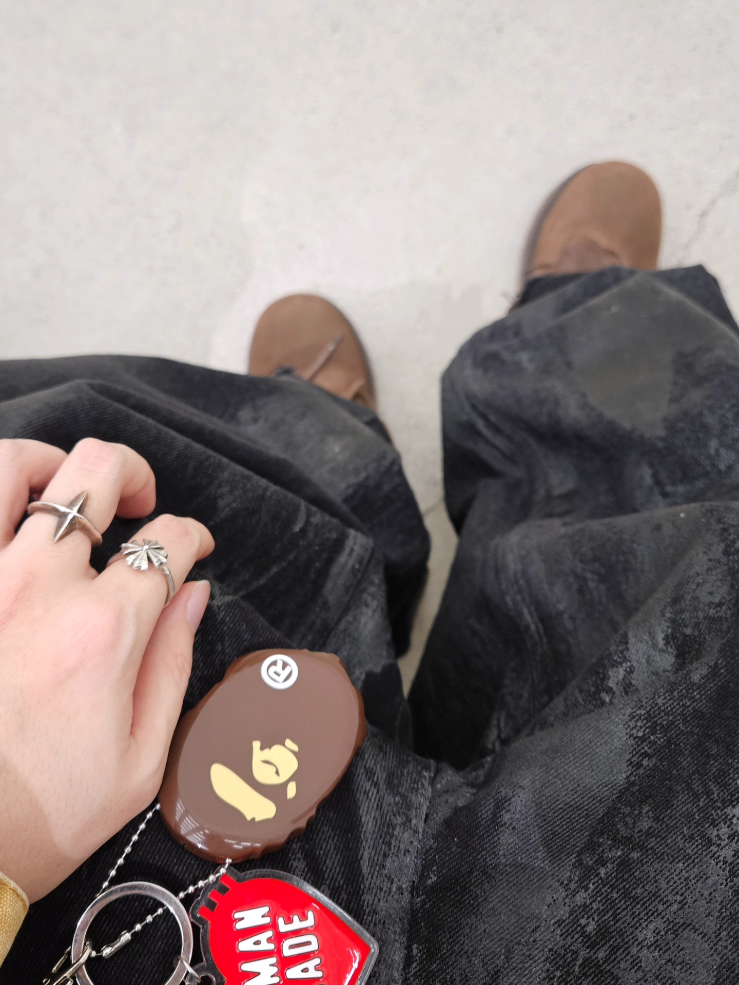 BAPE Ape Head Coin Case M Brown 착용 스타일