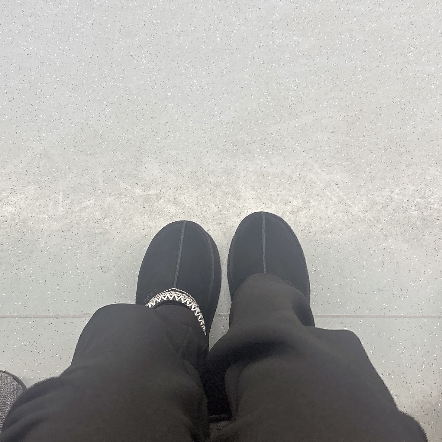 (W) UGG Tazz Slipper Black 착용 스타일
