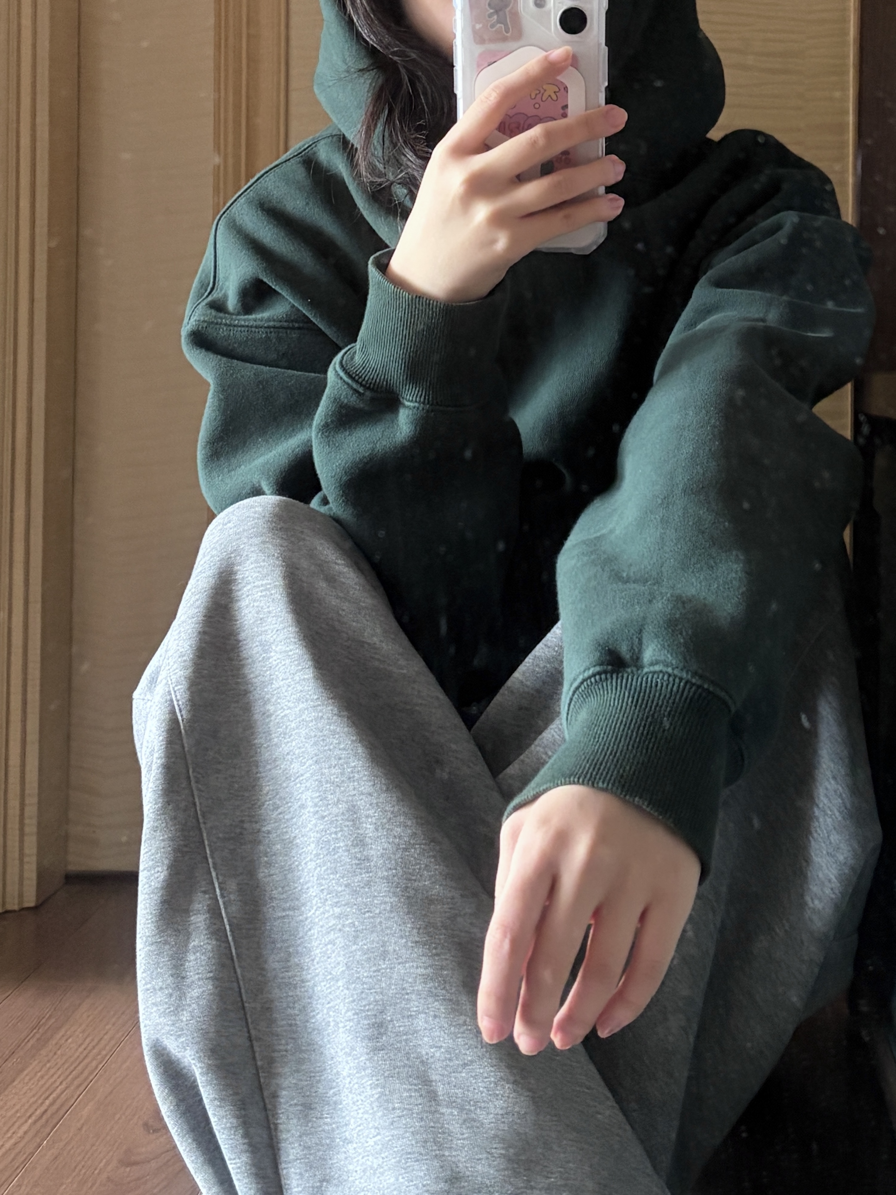 IAB Studio Hoodie Deep Green 착용 스타일 - 2