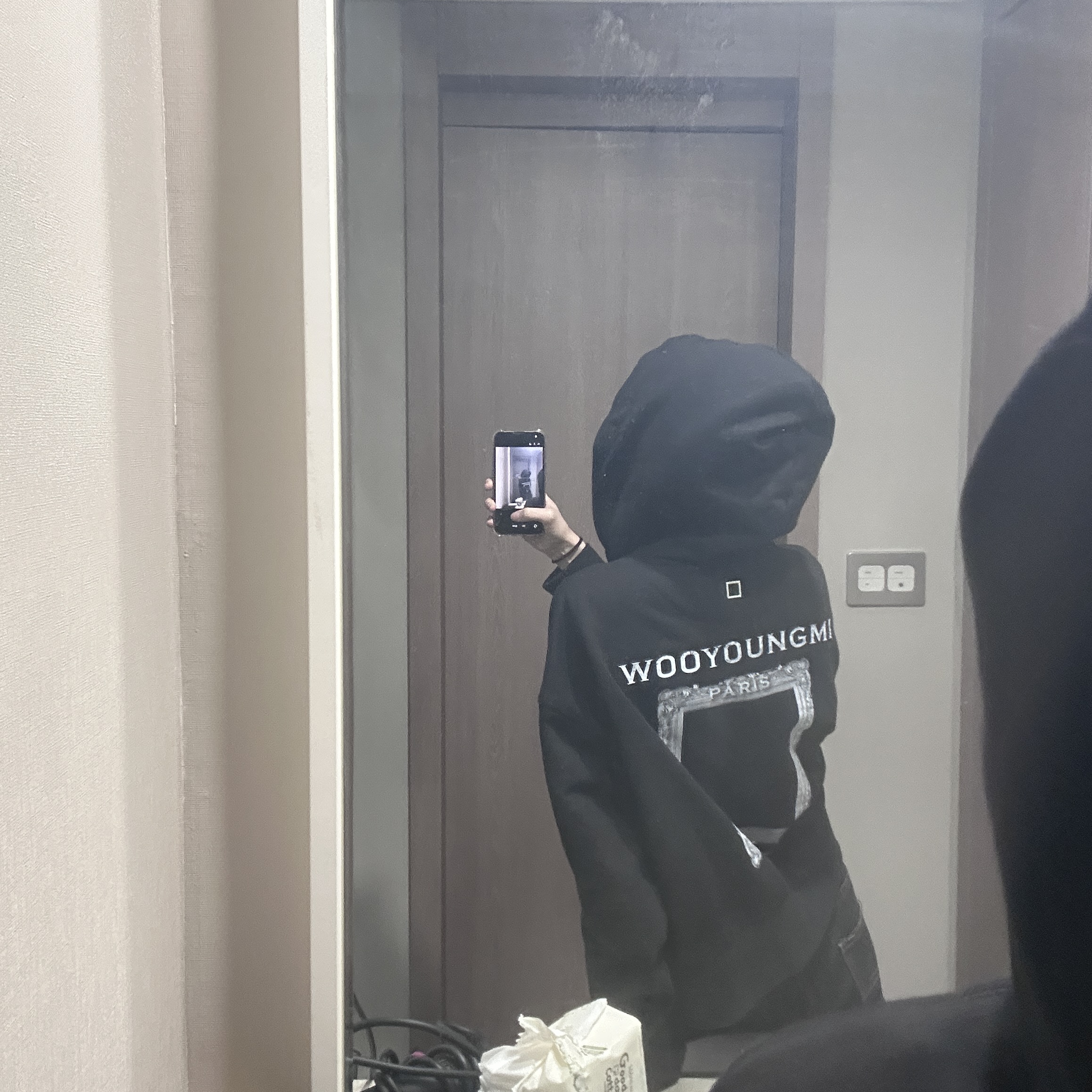 Wooyoungmi Frame Back Logo Hooded Sweatshirt Black - 23SS 착용 스타일 - 2