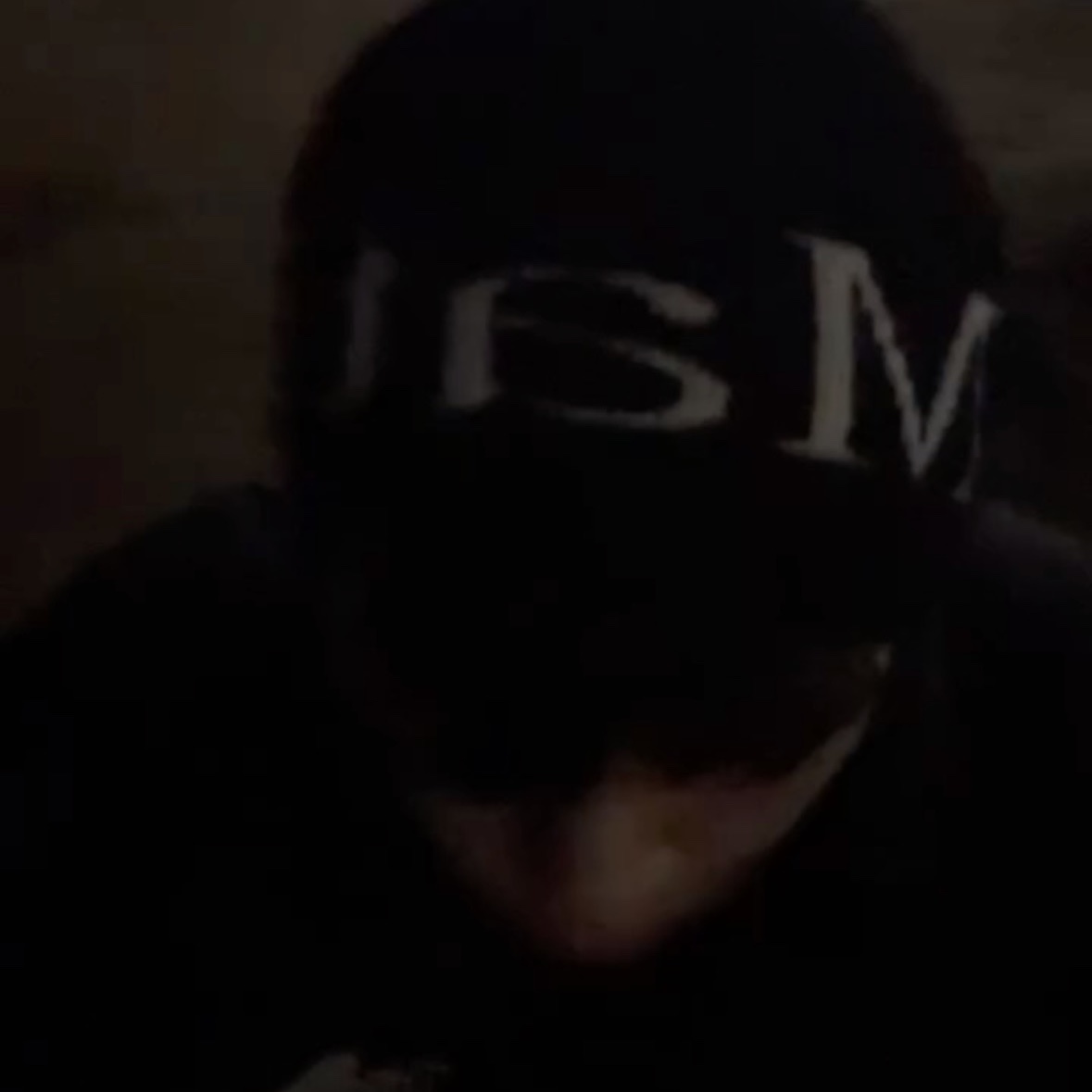 Matin Kim Logo Jacquard Short Beanie Black 착용 스타일 - 1
