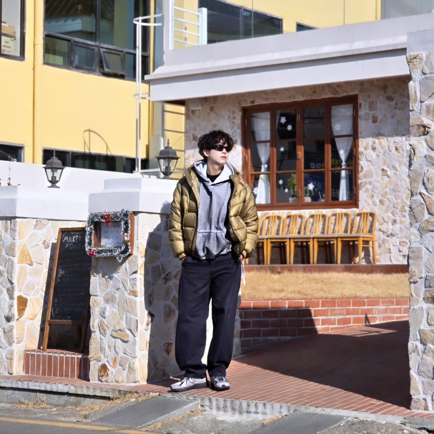 Flavorism Oversized Rivet Hoodie Dirty White, New Balance 2002R Grey Black 착용 스타일 - 3