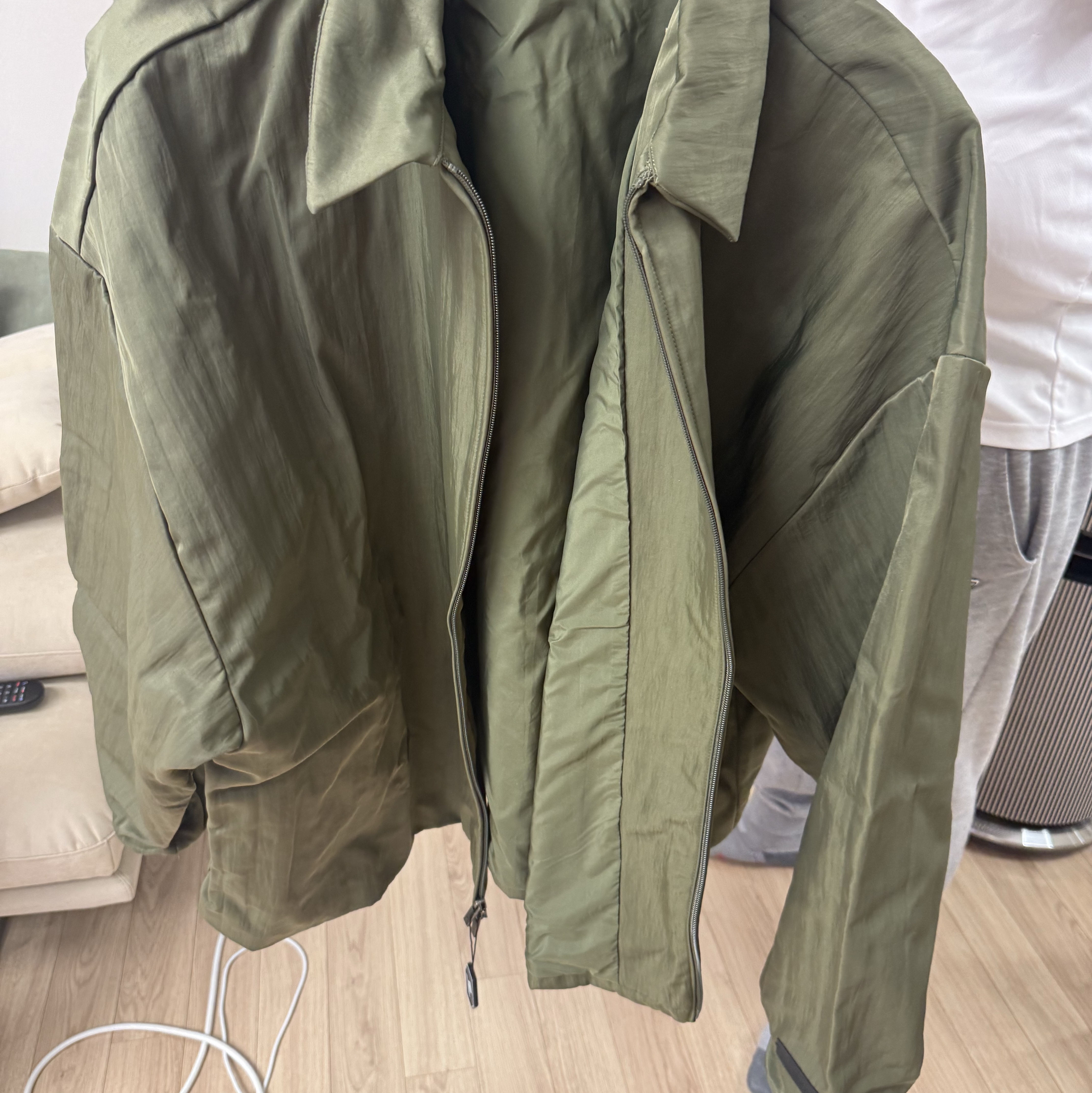 Essentials Textured Nylon Trucker Jacket Military - 24FW 착용 스타일 - 2