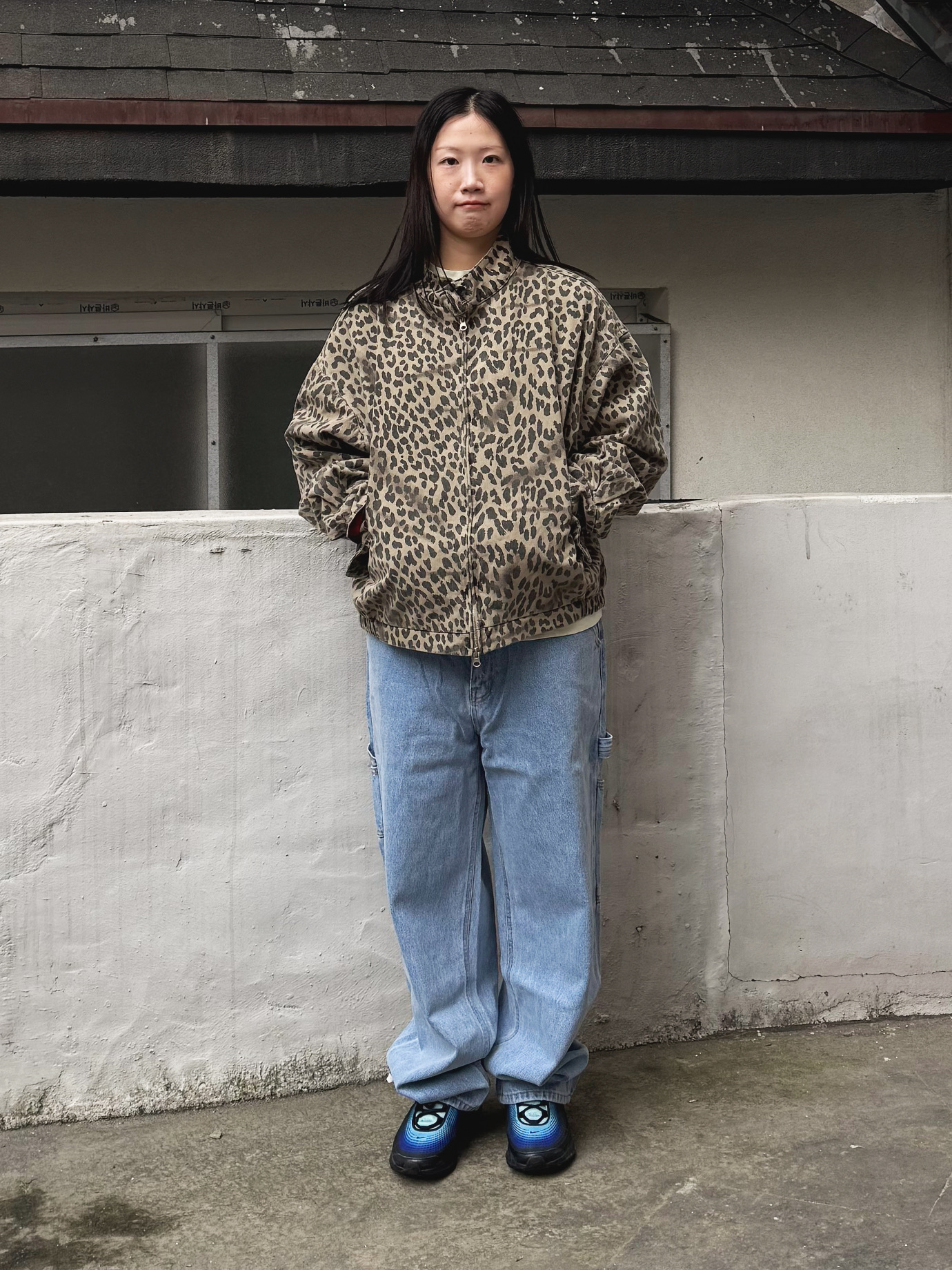 QT8 GARMENTS Washed Leopard Harrington Jacket Beige, QT8 Garments TL Denim Carpenter Pant Blue 착용 스타일 - 2