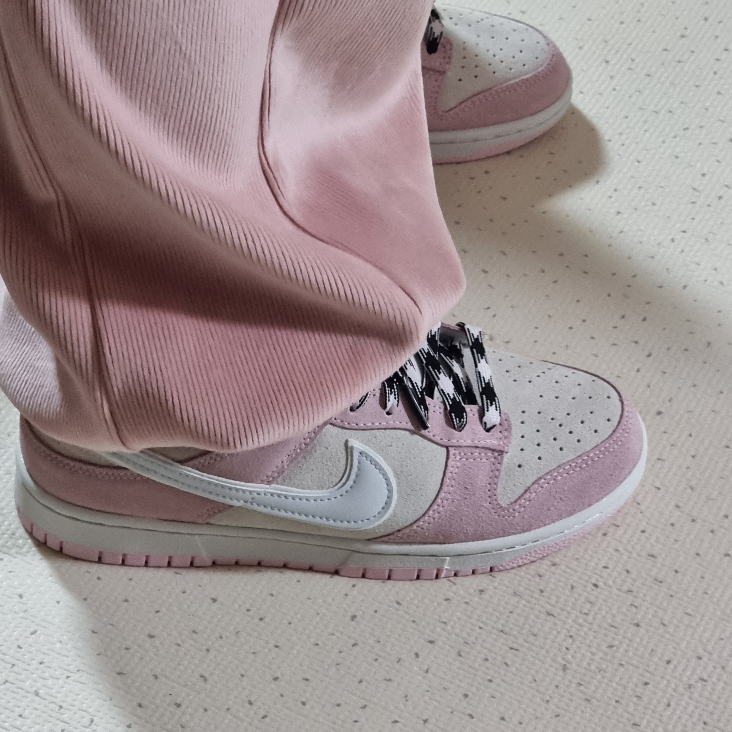 (W) Nike Dunk Low LX Pink Foam 착용 스타일