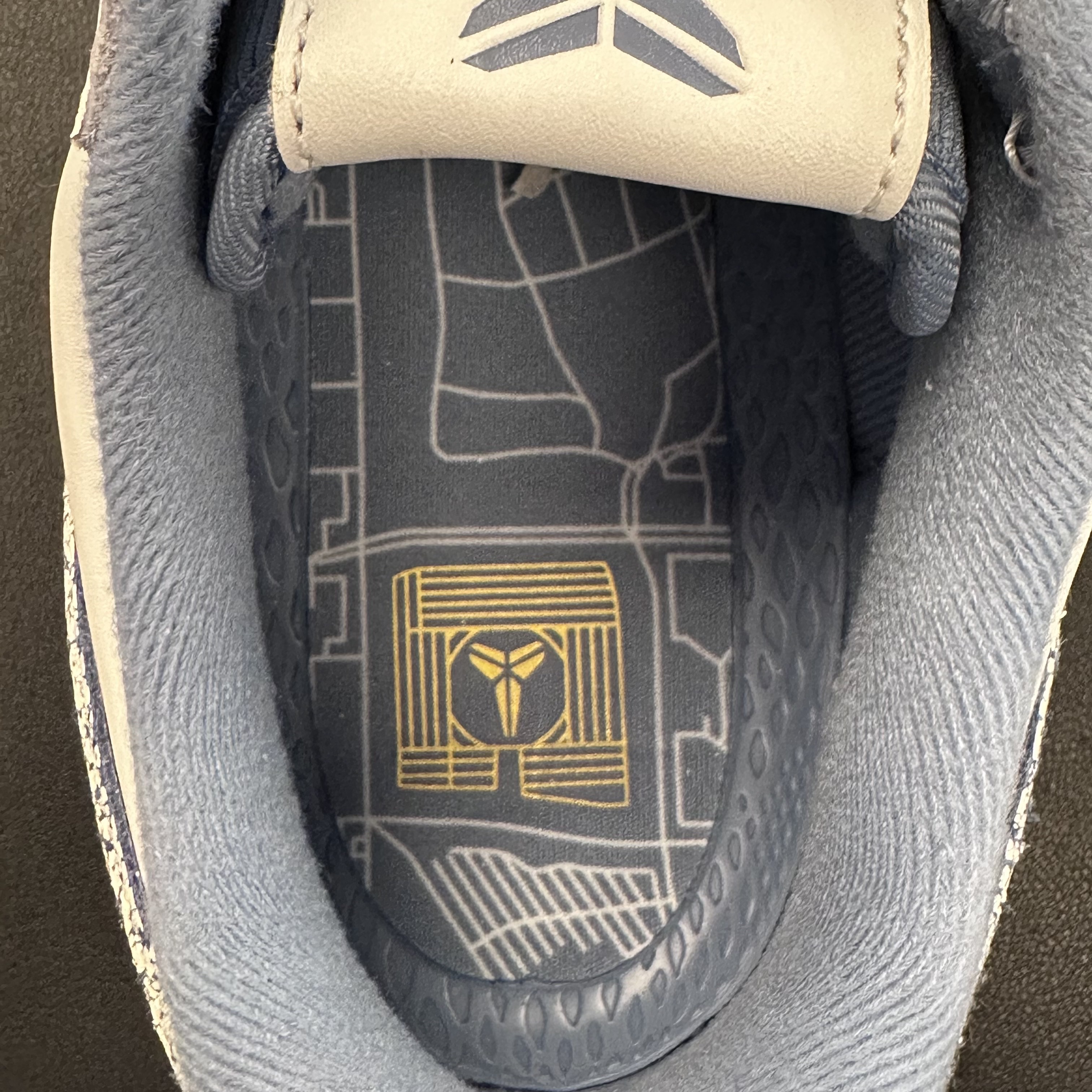 Nike x Kobe Bryant Air Force 1 Low Protro Work Blue Metallic Gold 착용 스타일 - 4
