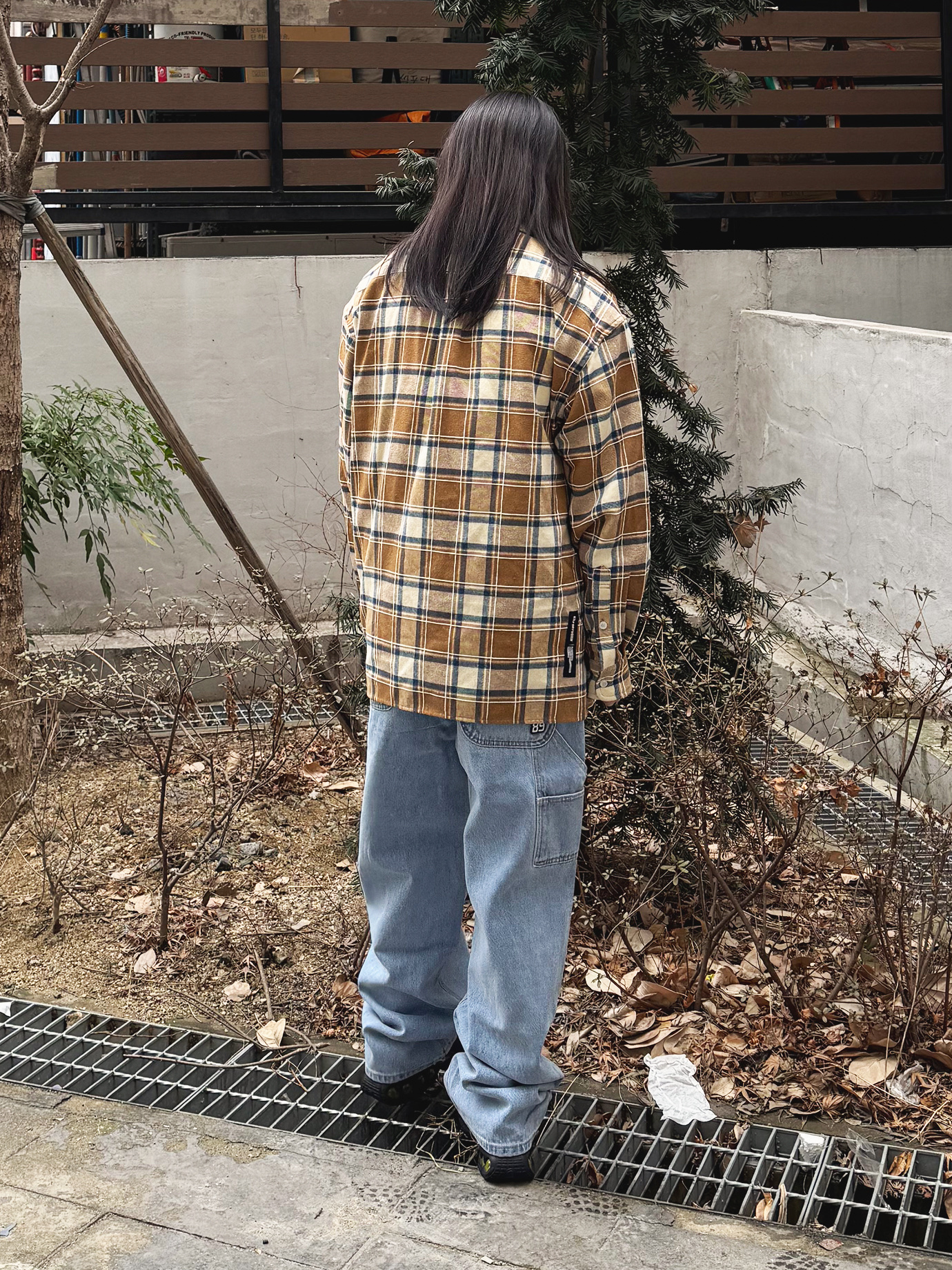 QT8 GARMENTS Rustic Core Flannel Check Shirt Beige, QT8 Garments TL Denim Carpenter Pant Blue 착용 스타일 - 4