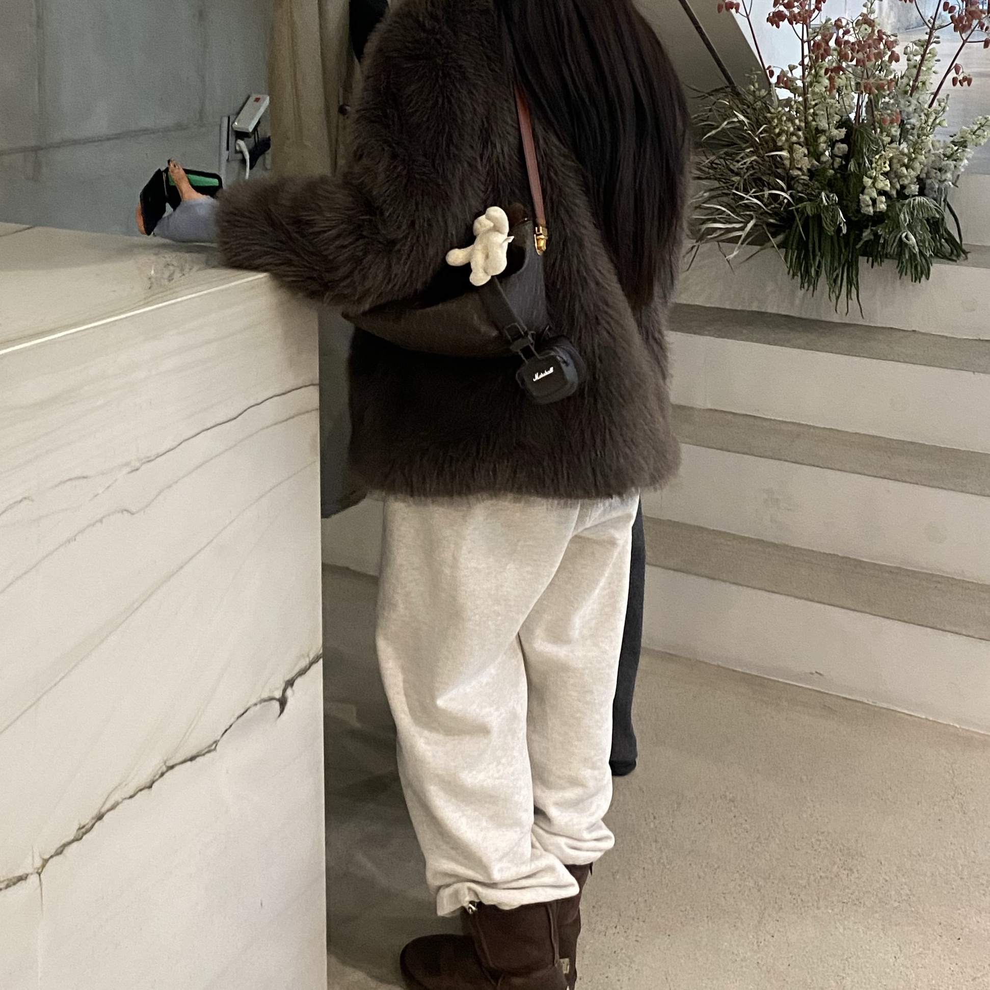 Saint Laurent Le Monogram Crossbody Bag in Monogram Canvas and Smooth Leather Chestnut 착용 스타일