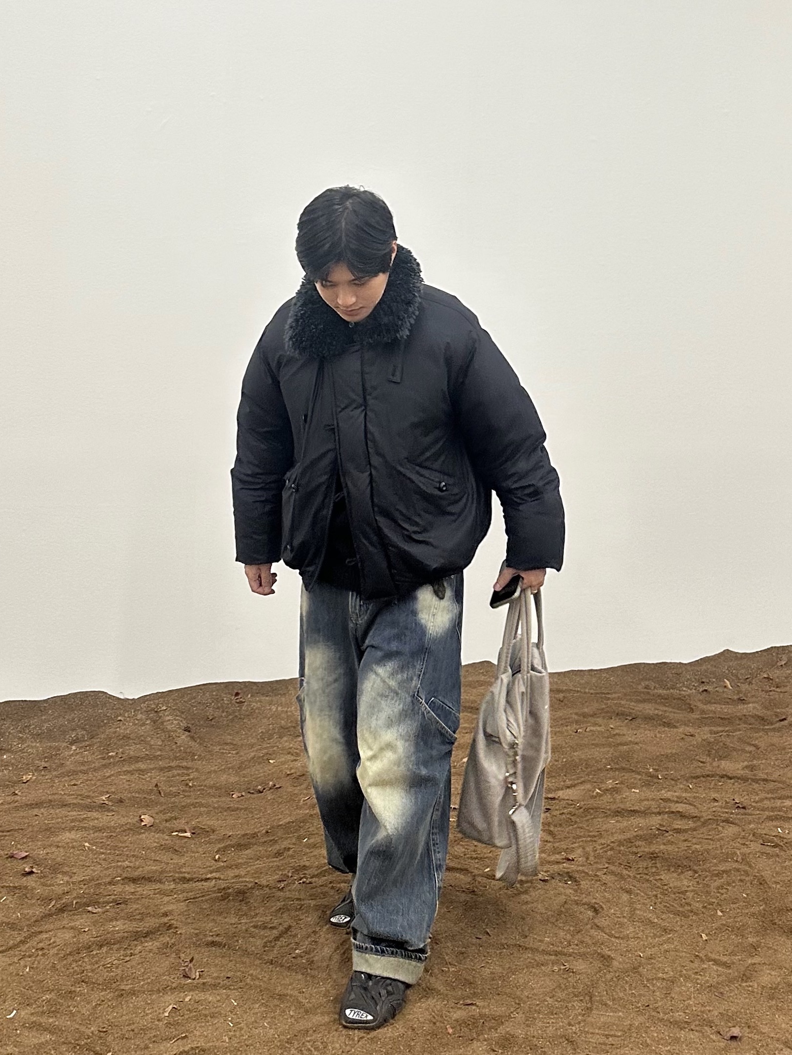 Balenciaga Tyrex Sneakers Black, noun Side Line Cargo Denim Pants Blue 착용 스타일 - 1