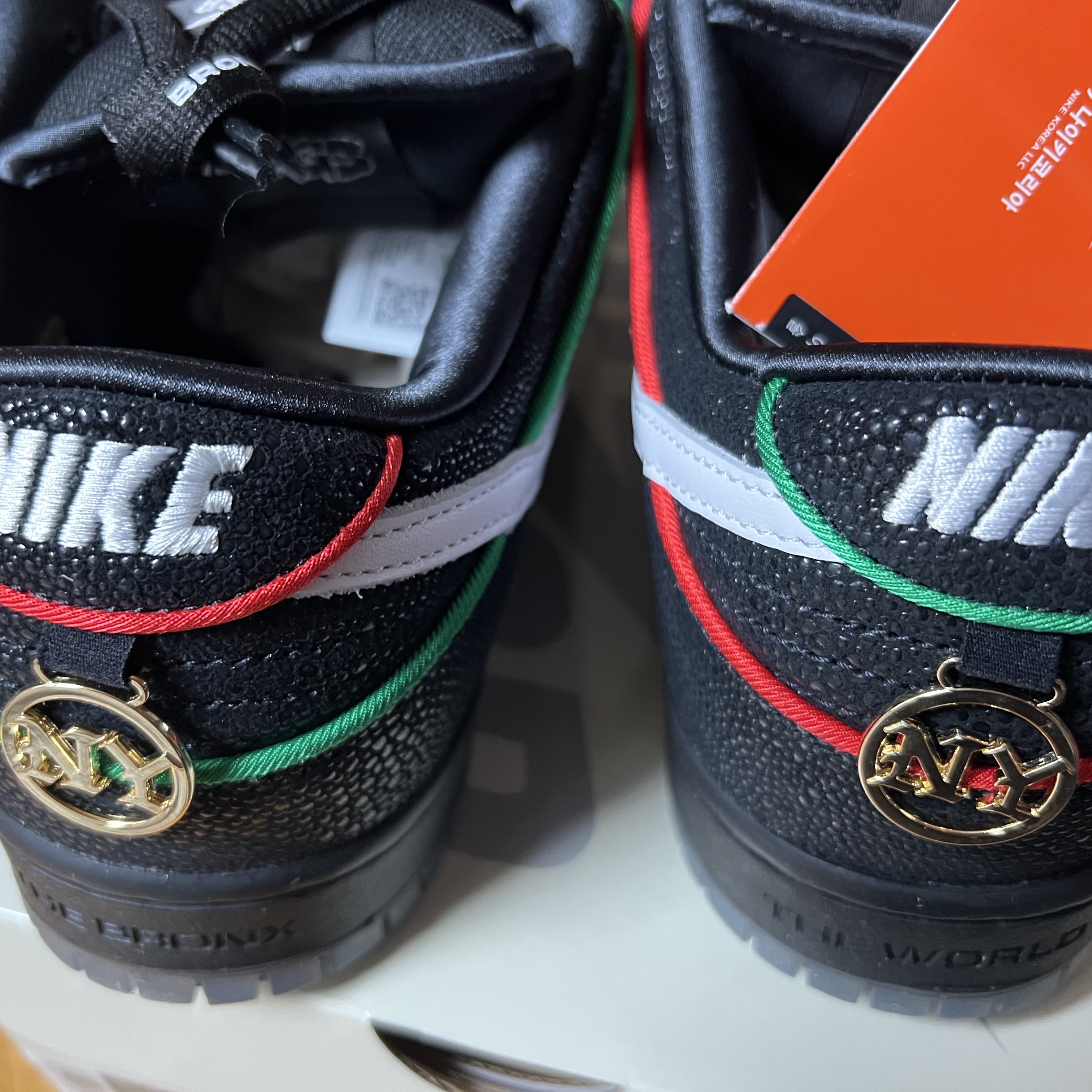 Nike x Bronx Girls Skate SB Dunk Low Black and Challenge Red 착용 스타일 - 3