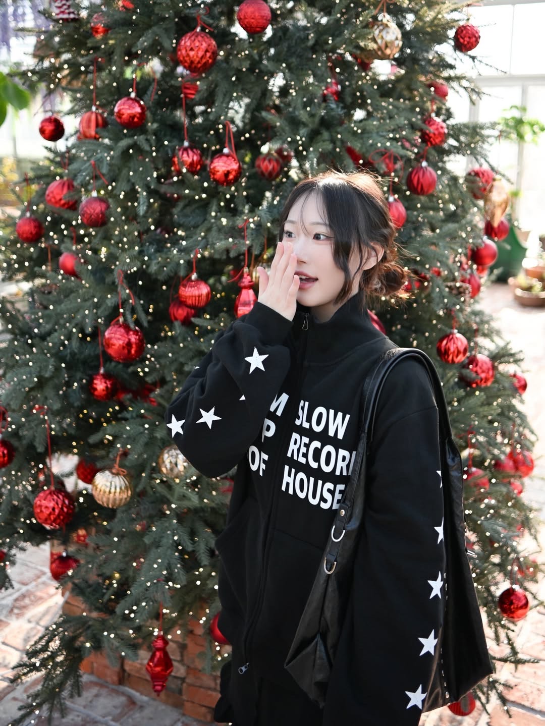 SLOW RECORD HOUSE Typo Star Track Zip-Up_Black 착용 스타일 - 3