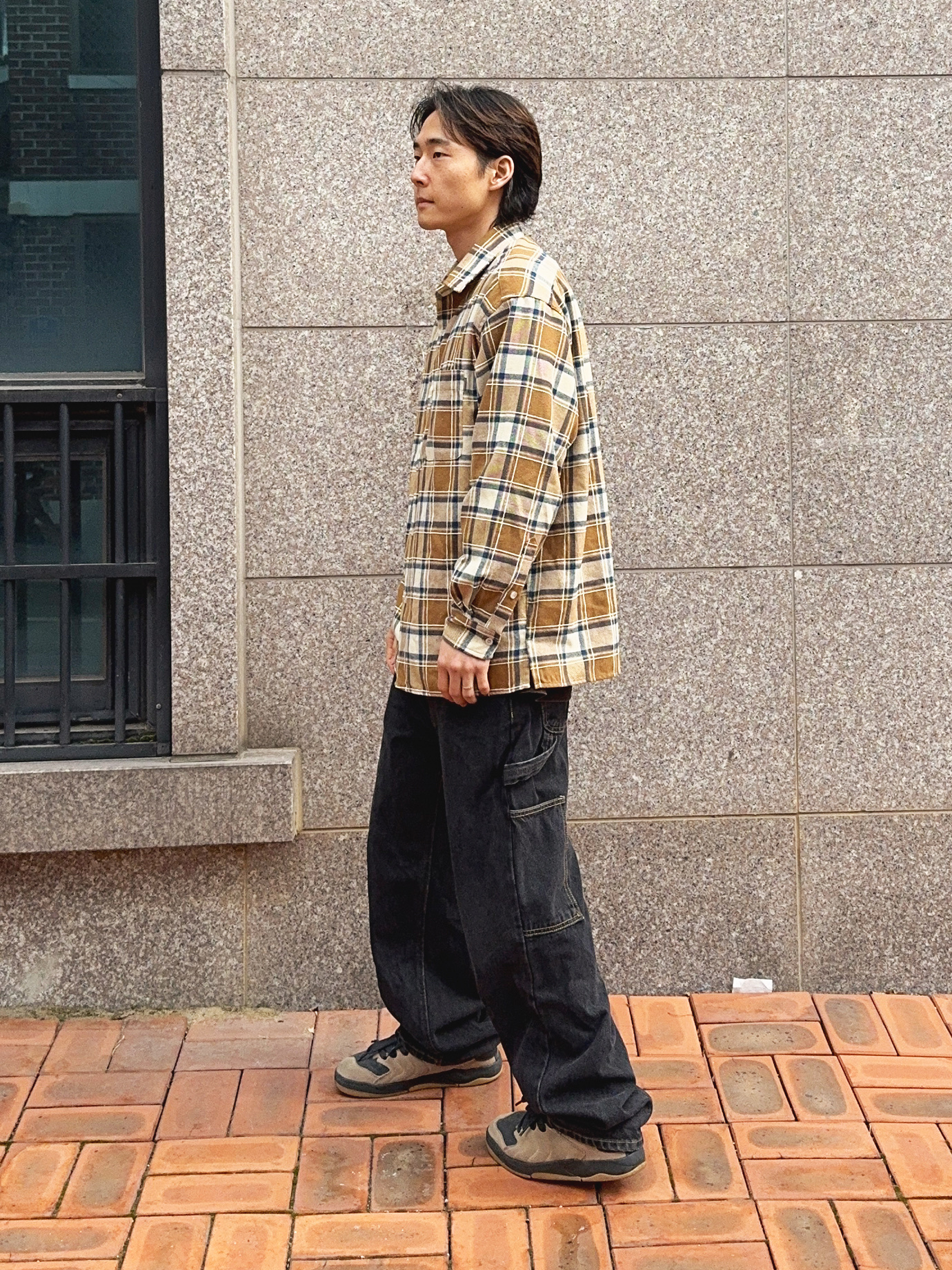 QT8 GARMENTS Rustic Core Flannel Check Shirt Beige, QT8 Garments TL Denim Carpenter Pant Black 착용 스타일 - 1