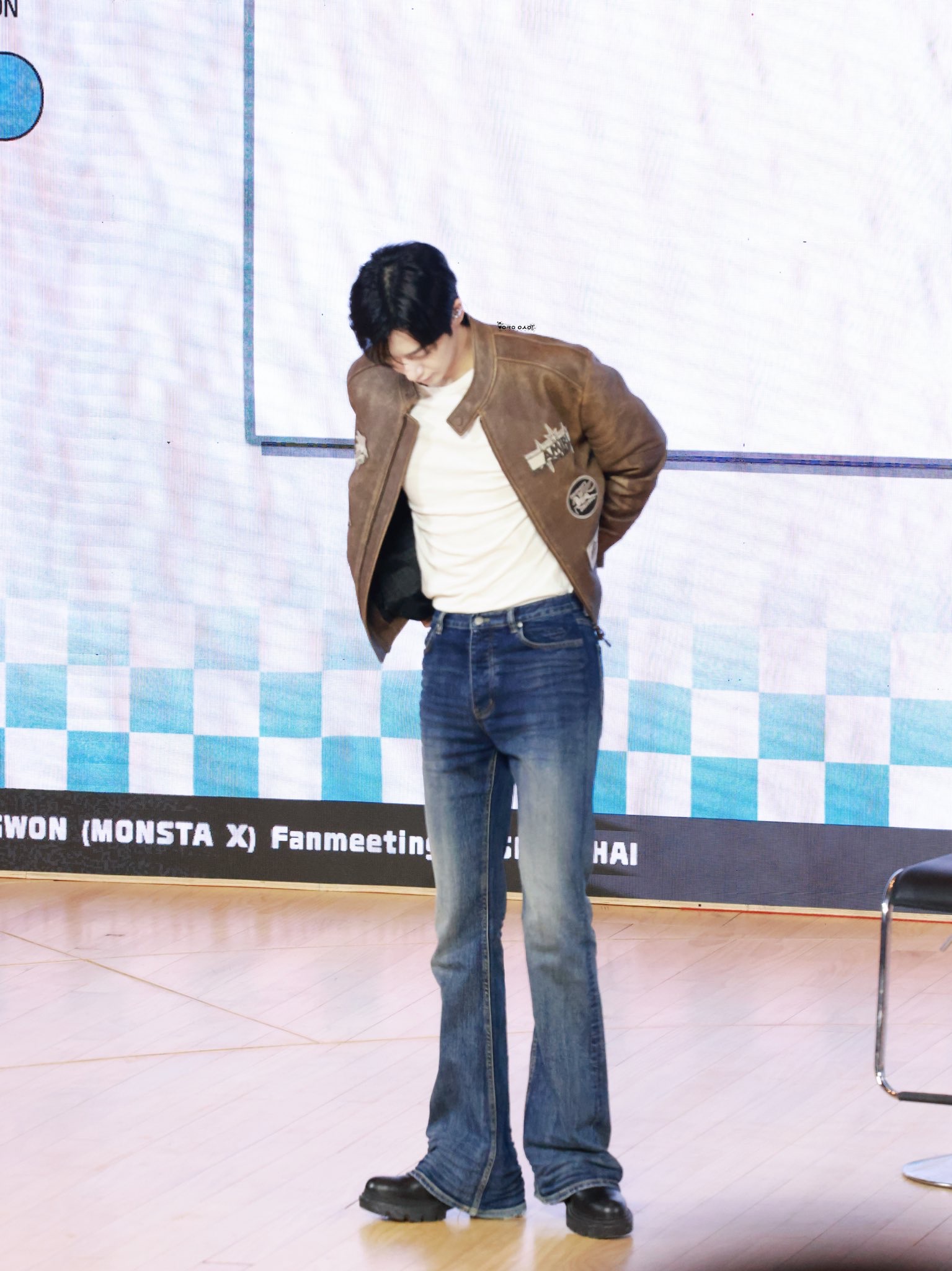 Undermycar Mu.114 Original Logo Washed Slim Flare Jeans Washed Blue, Undermycar Mu.114 Original Logo Washed Slim Flare Jeans Washed Black 착용 스타일 - 3