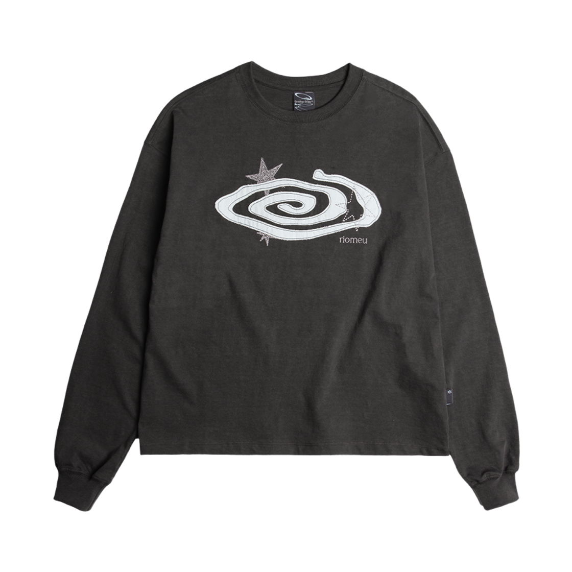 리오므 데님 아플리케 롱슬리브 티 차콜(Riomeu Denim Appliqué Long Sleeve T-shirt Charcoal)