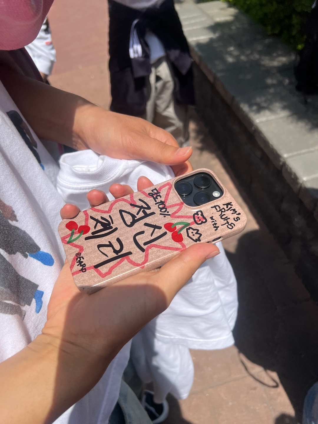 [EARPEARP X KIMS FRUITS] Mental Cherry Hard Case 착용 스타일 - 4