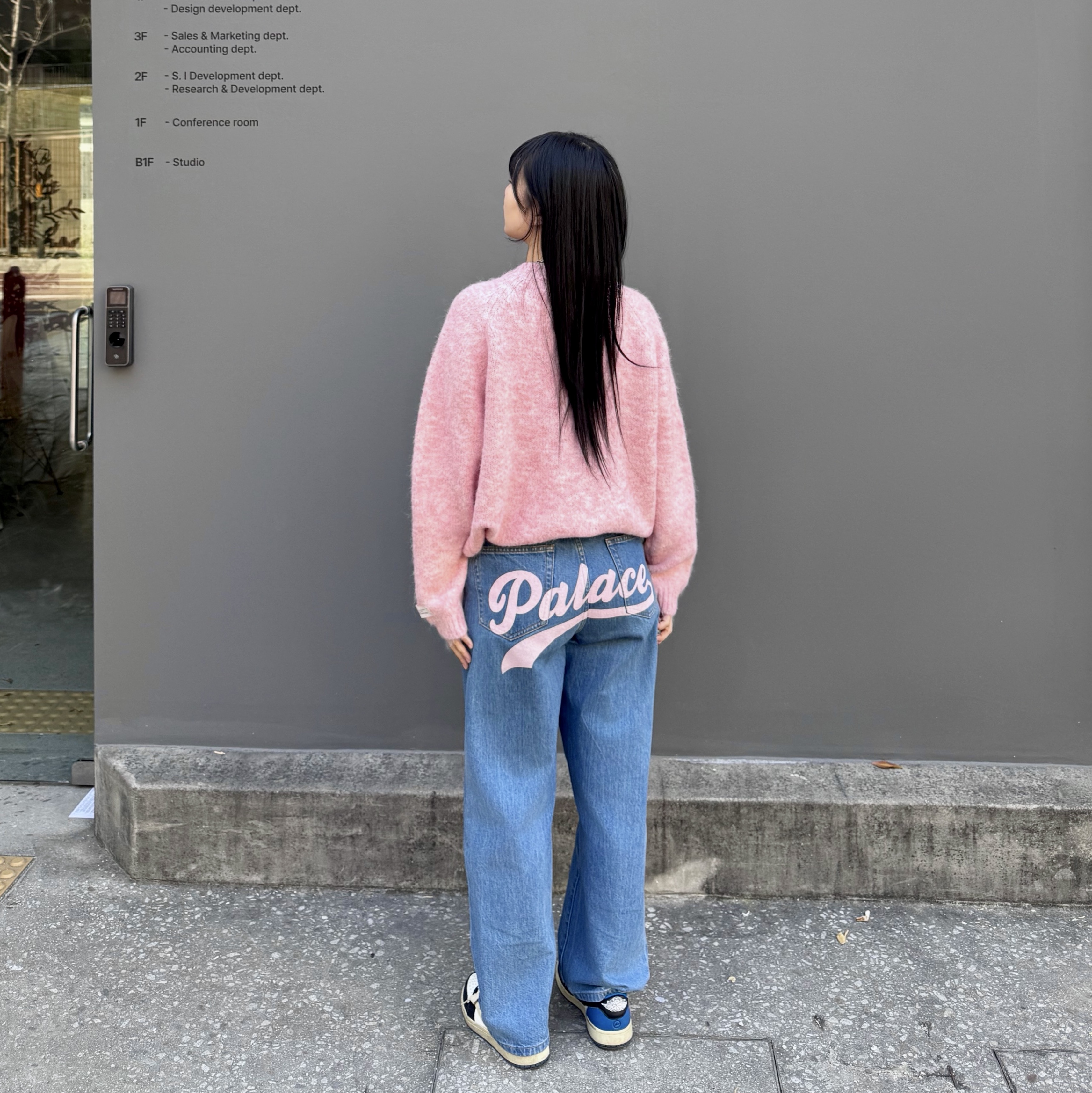 Palace Chain Script Jean Stone Wash - 23SS, Jordan 1 x Travis Scott x Fragment Retro Low OG SP Military Blue 착용 스타일 - 2