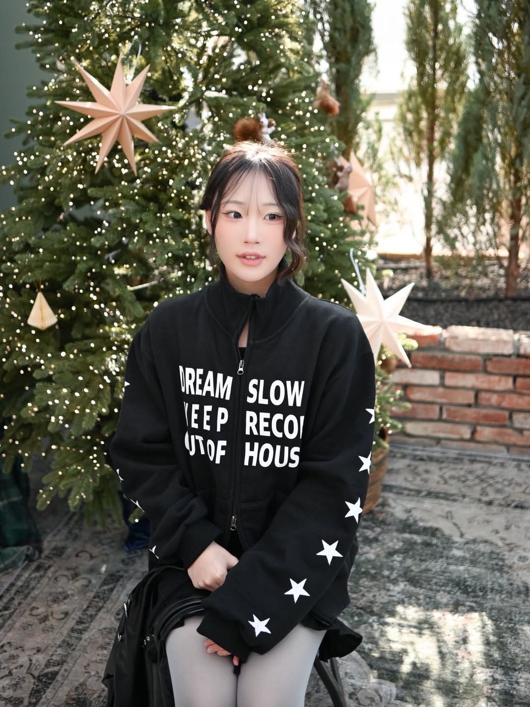 SLOW RECORD HOUSE Typo Star Track Zip-Up_Black 착용 스타일 - 1