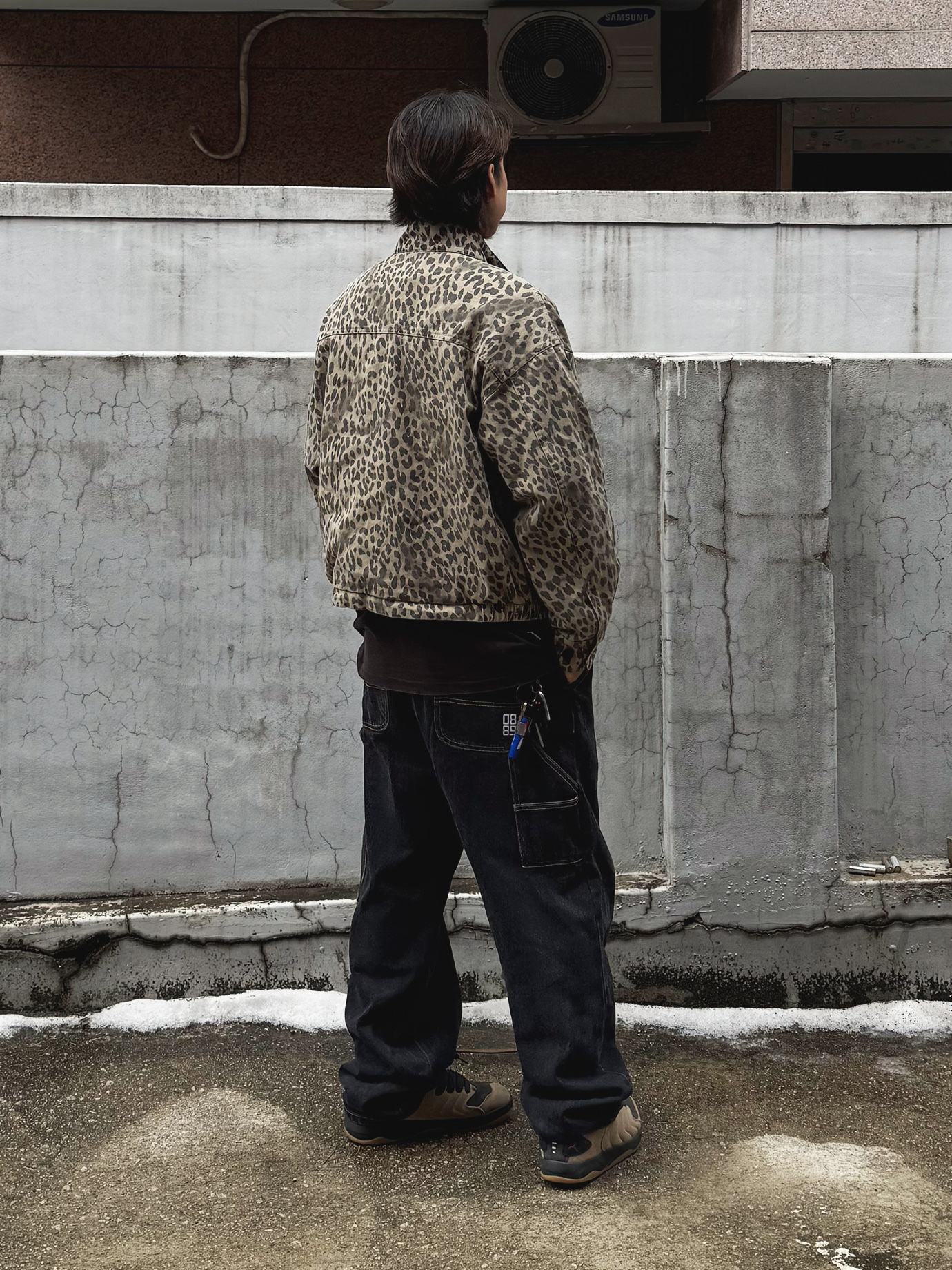 QT8 GARMENTS Washed Leopard Harrington Jacket Beige, QT8 Garments TL Denim Carpenter Pant Black 착용 스타일 - 3