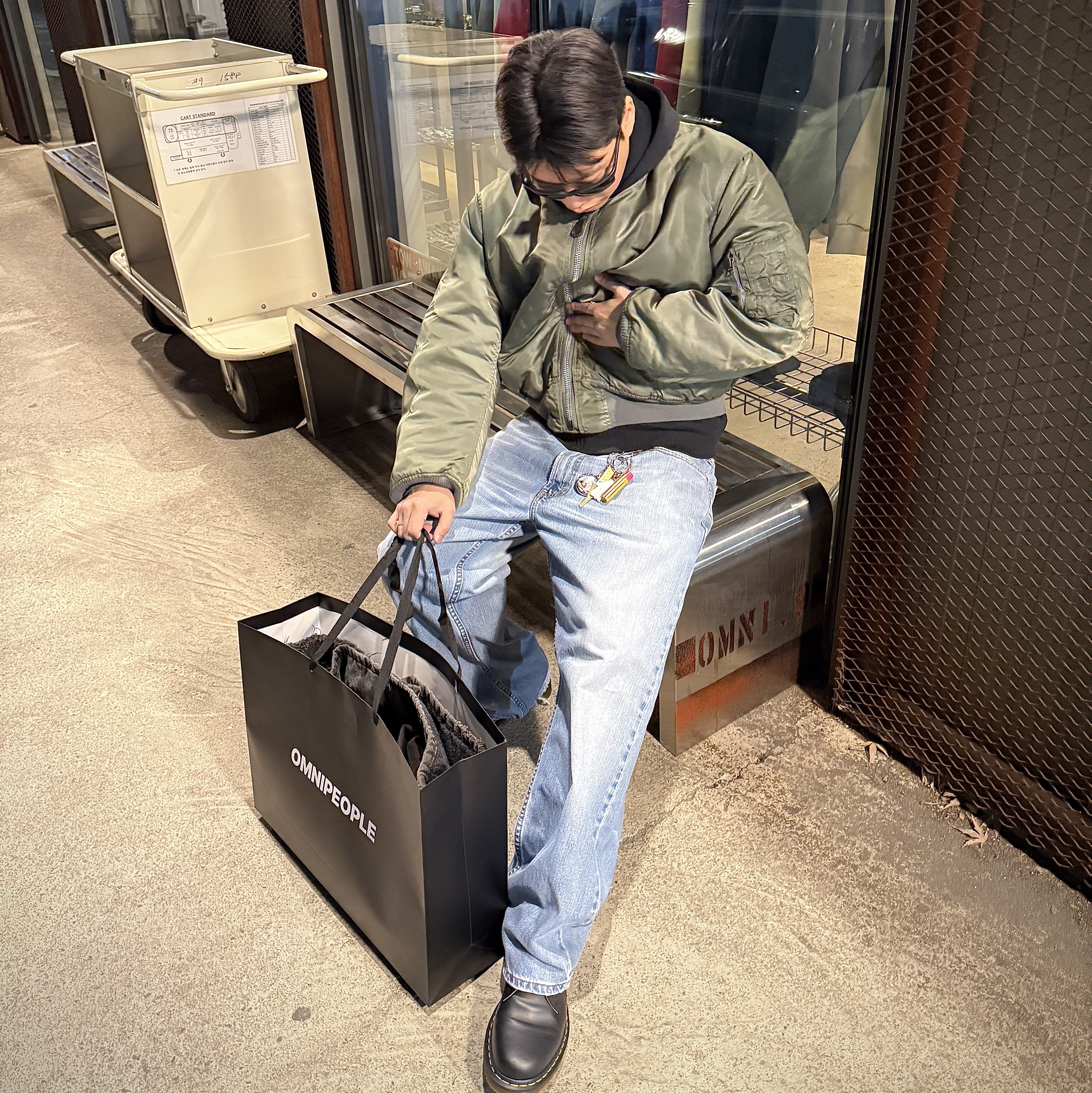 Stussy Julian Sunglasses Frost Black Black Lens, Dr. Martens 1461 Smooth Black 착용 스타일 - 1