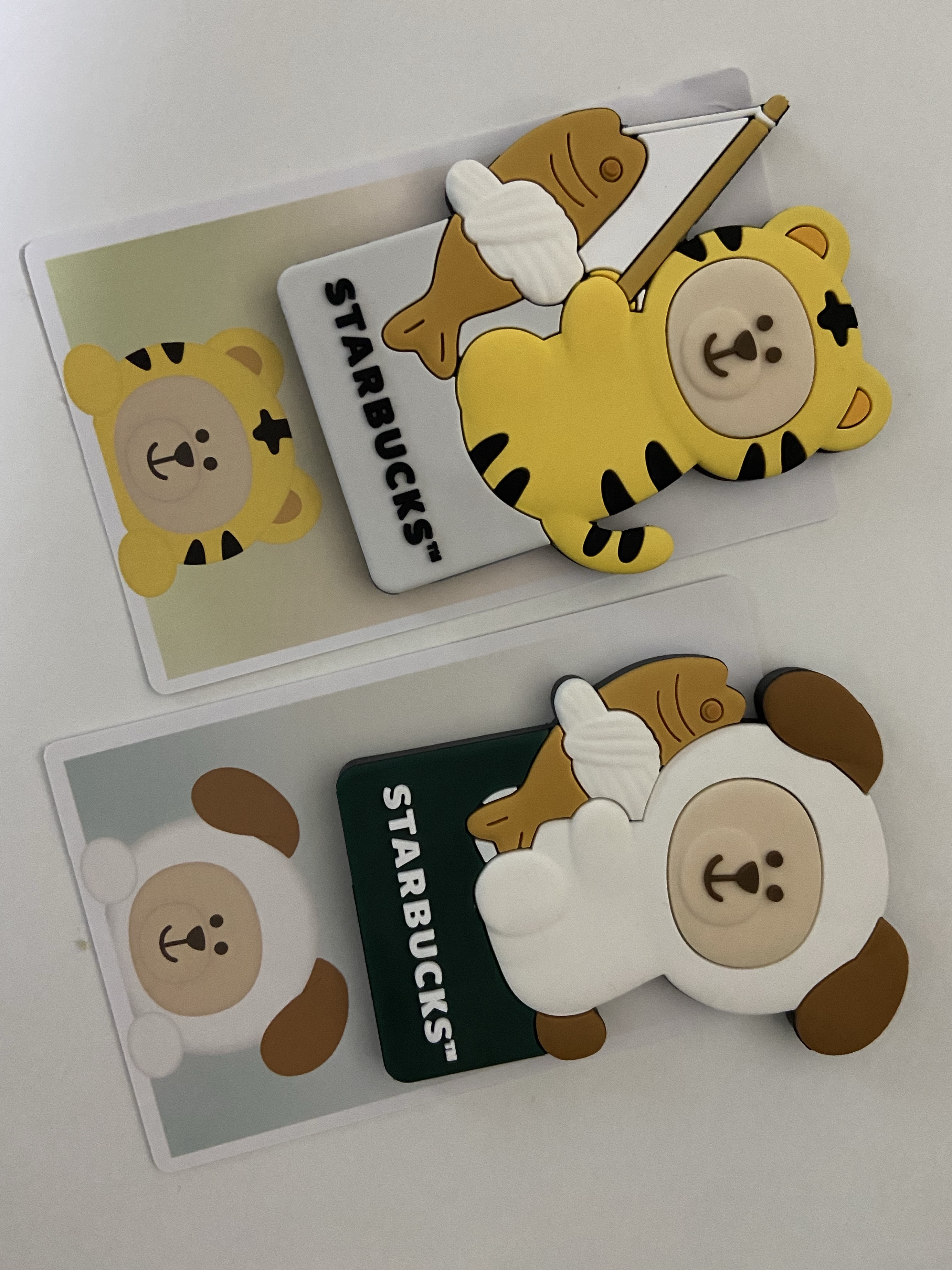 Starbucks Find Your Luck Magnet Tiger (Opened Case), Starbucks Find Your Luck Magnet Puppy (Opened Case) 착용 스타일