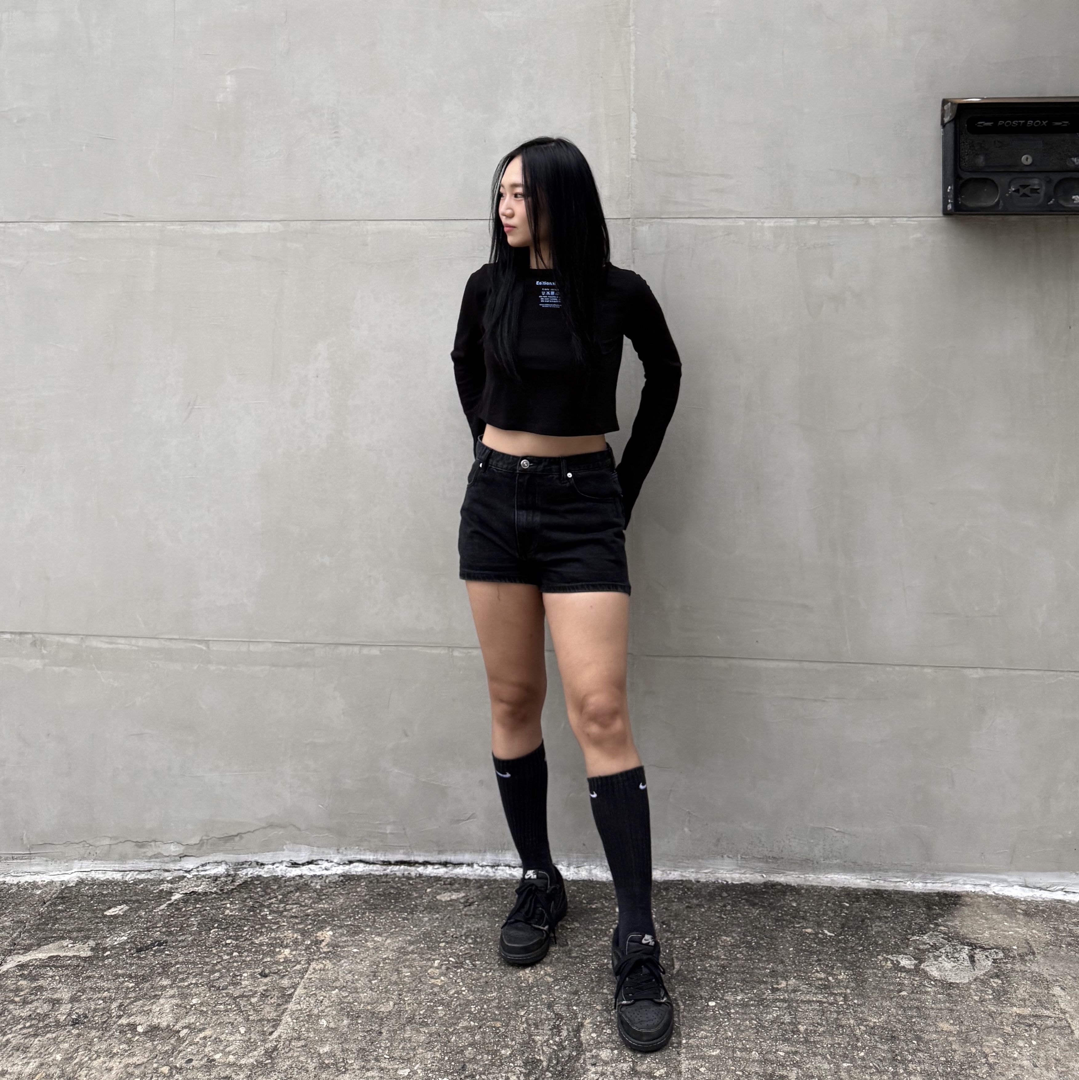 Jordan 1 x Travis Scott Retro Low OG SP Black Phantom 착용 스타일 - 3