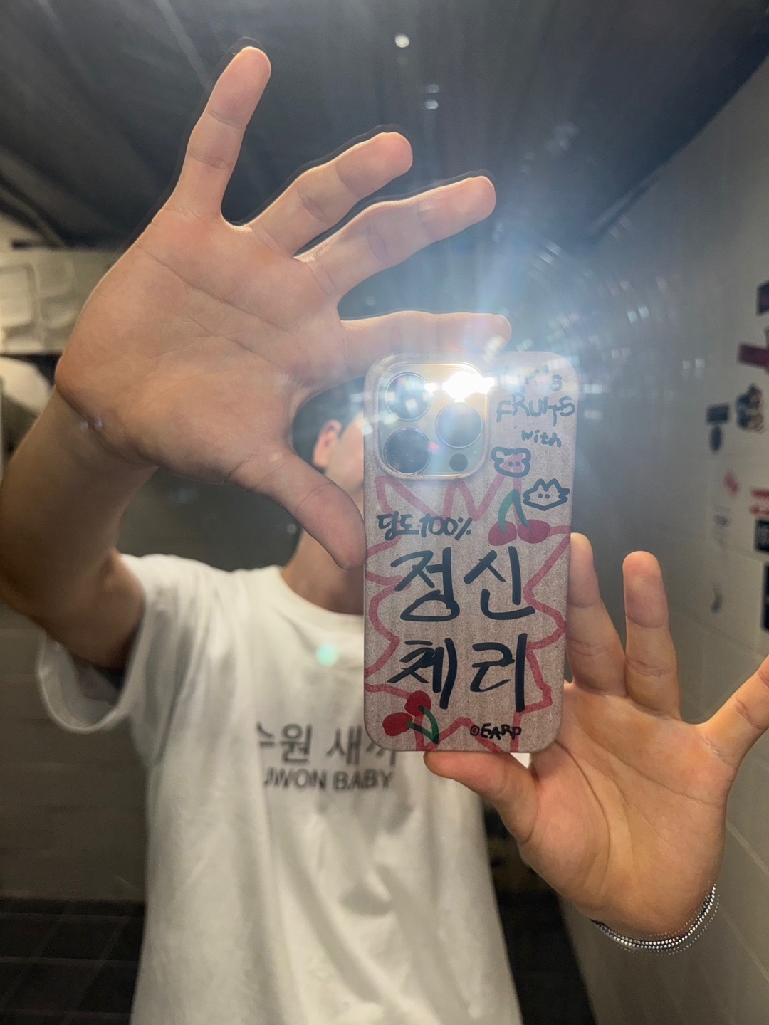 [EARPEARP X KIMS FRUITS] Mental Cherry Hard Case 착용 스타일 - 2