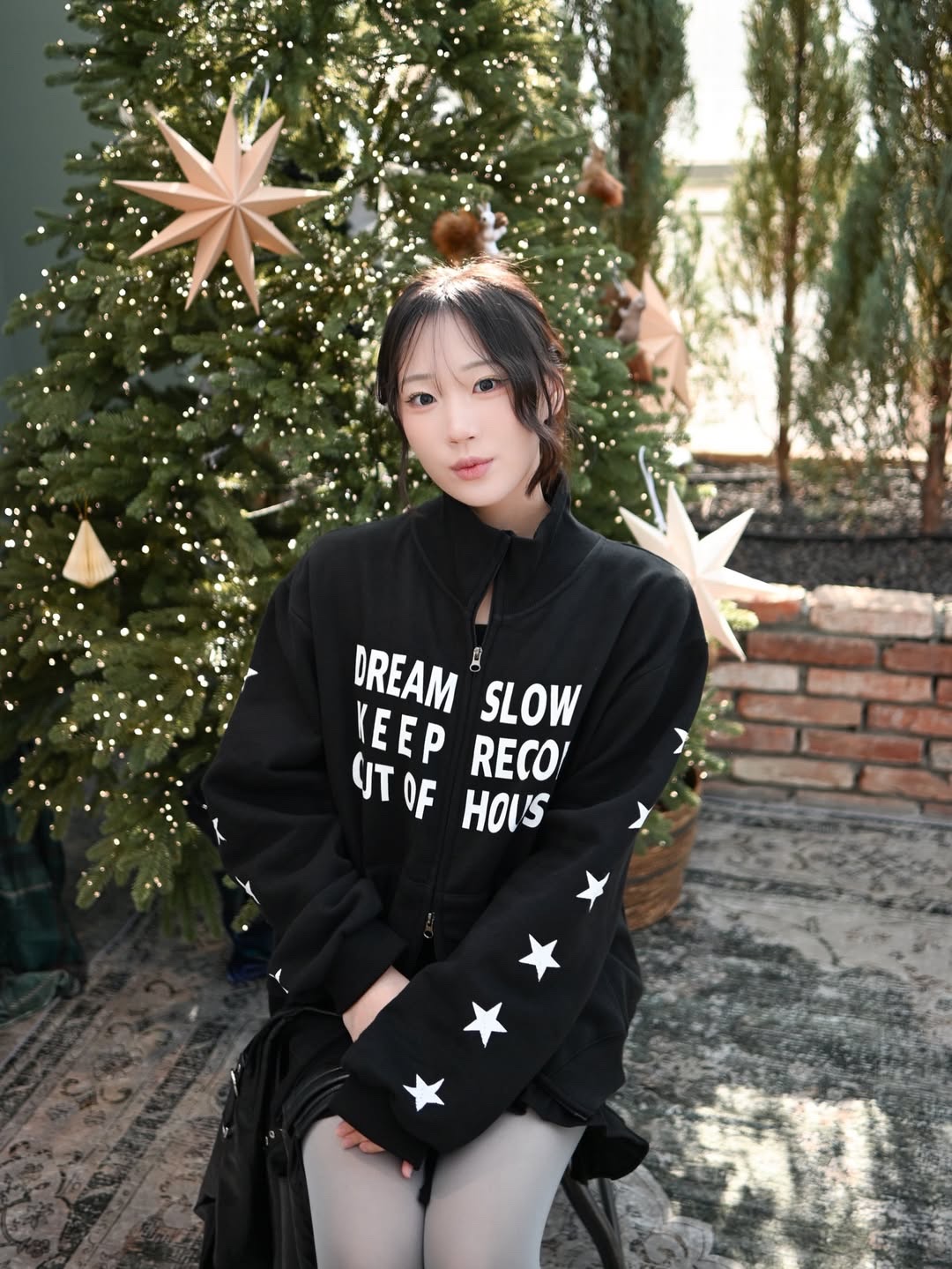 SLOW RECORD HOUSE Typo Star Track Zip-Up_Black 착용 스타일 - 2