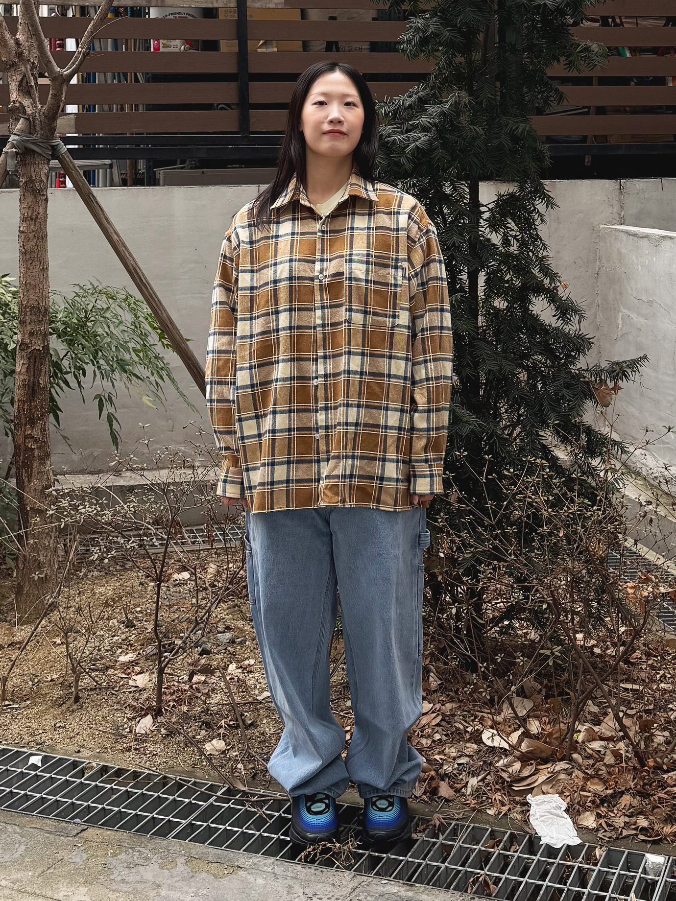 QT8 GARMENTS Rustic Core Flannel Check Shirt Beige, QT8 Garments TL Denim Carpenter Pant Blue 착용 스타일 - 2