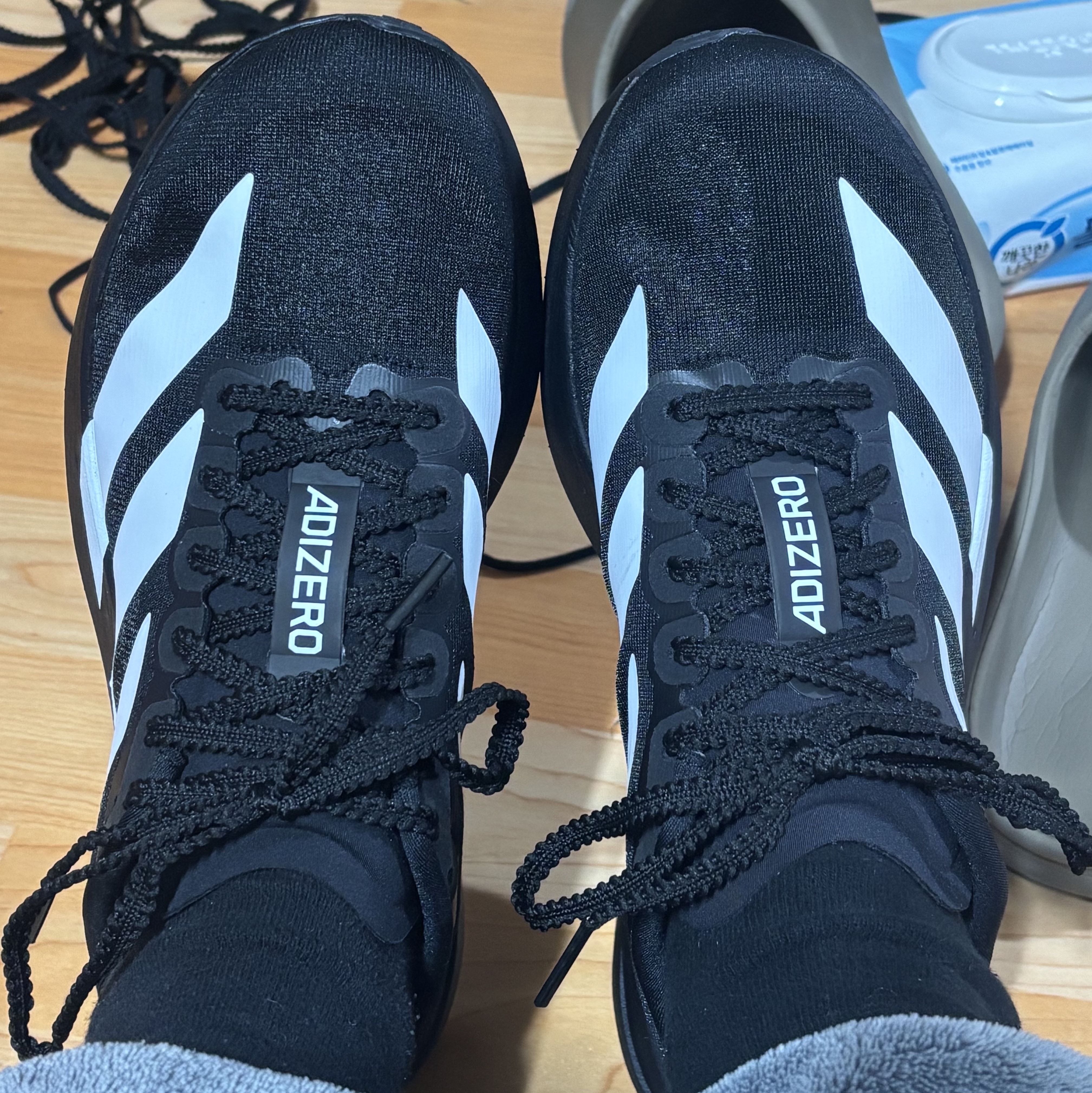 Adidas Adizero EVO SL Core Black Cloud White 착용 스타일