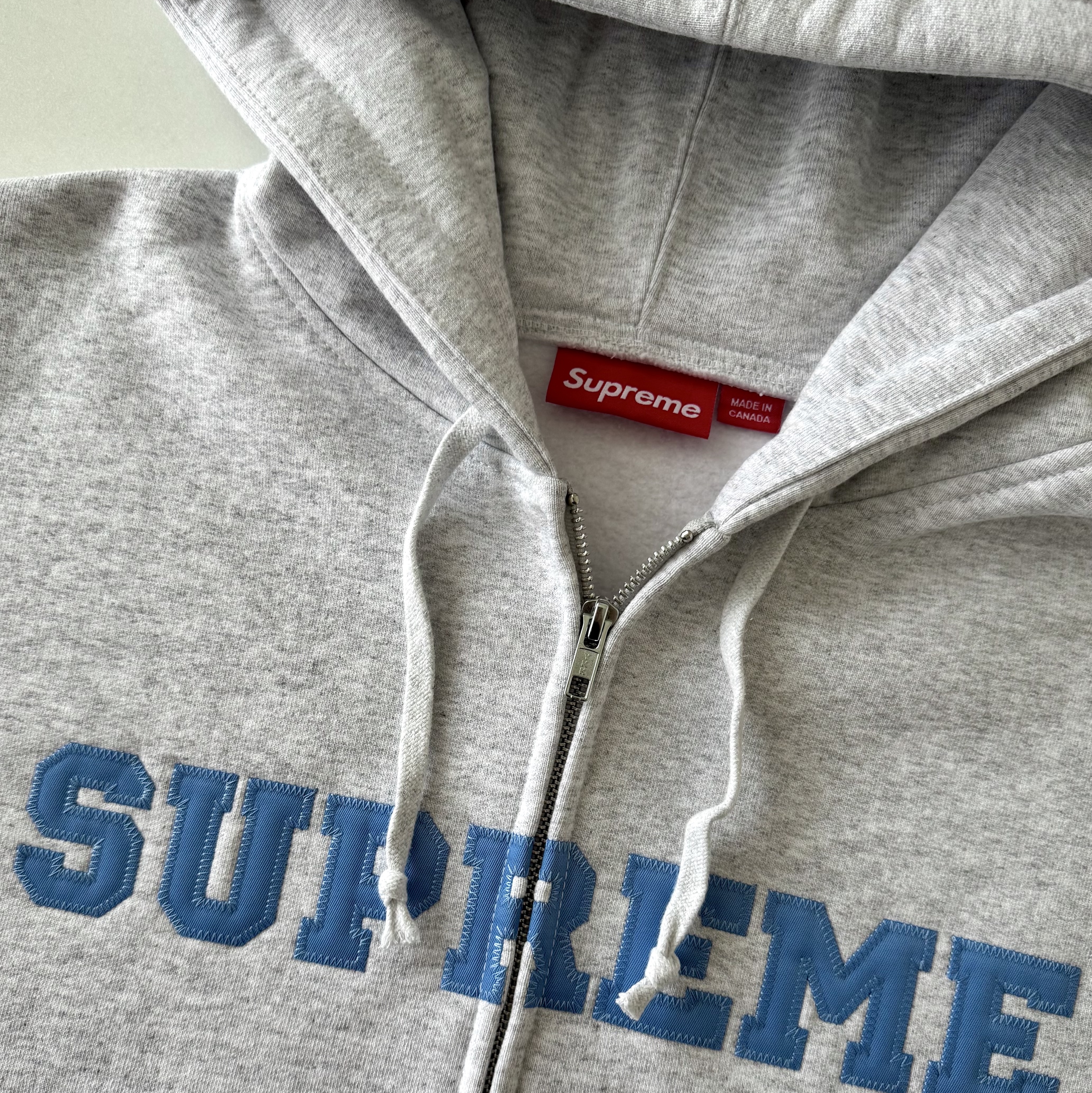 Supreme Collegiate Applique Zip Up Hooded Sweatshirt Ash Grey - 25FW 착용 스타일