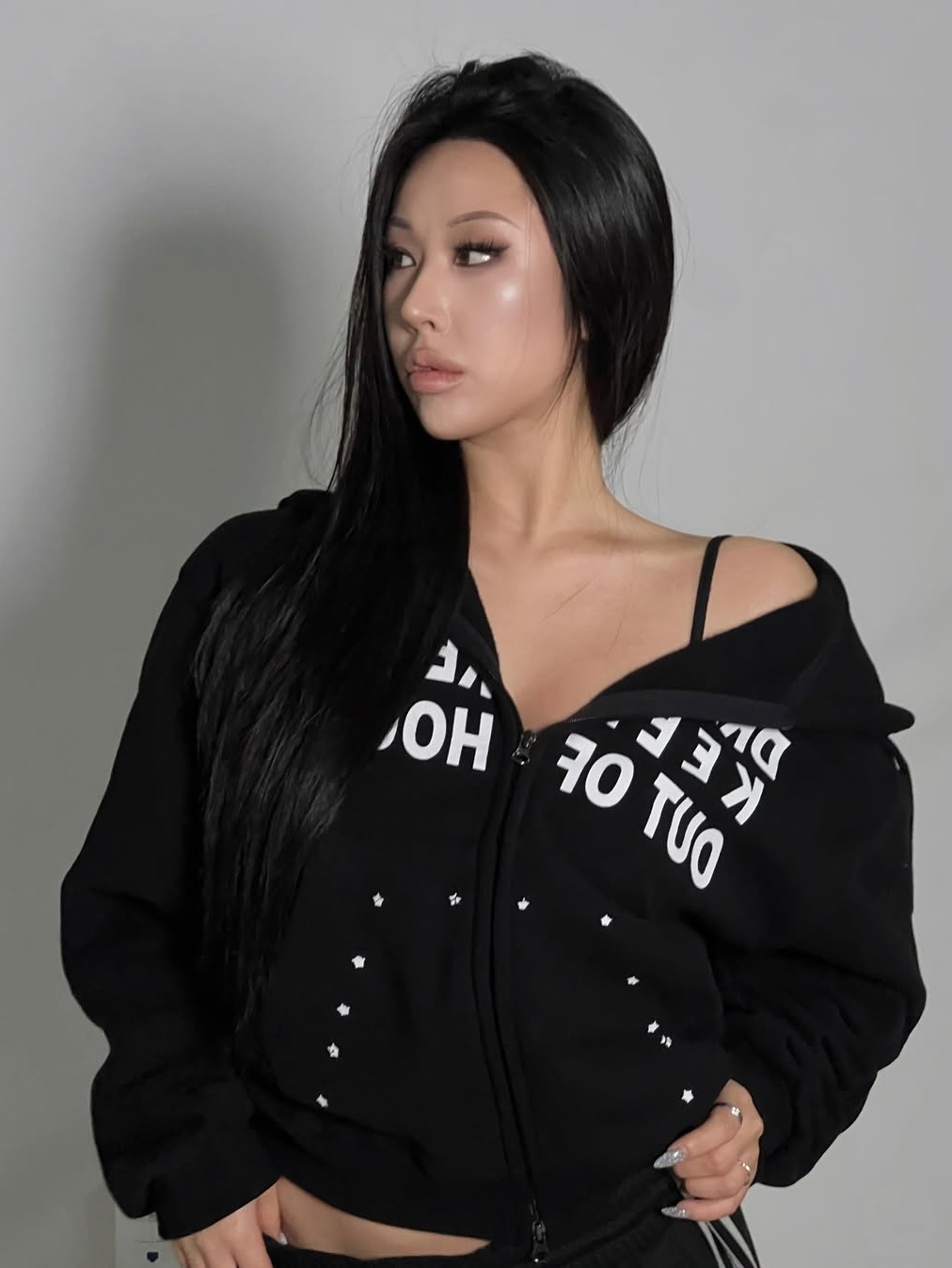 SLOW RECORD HOUSE Typo Star Hood Zip-up Black 착용 스타일 - 4