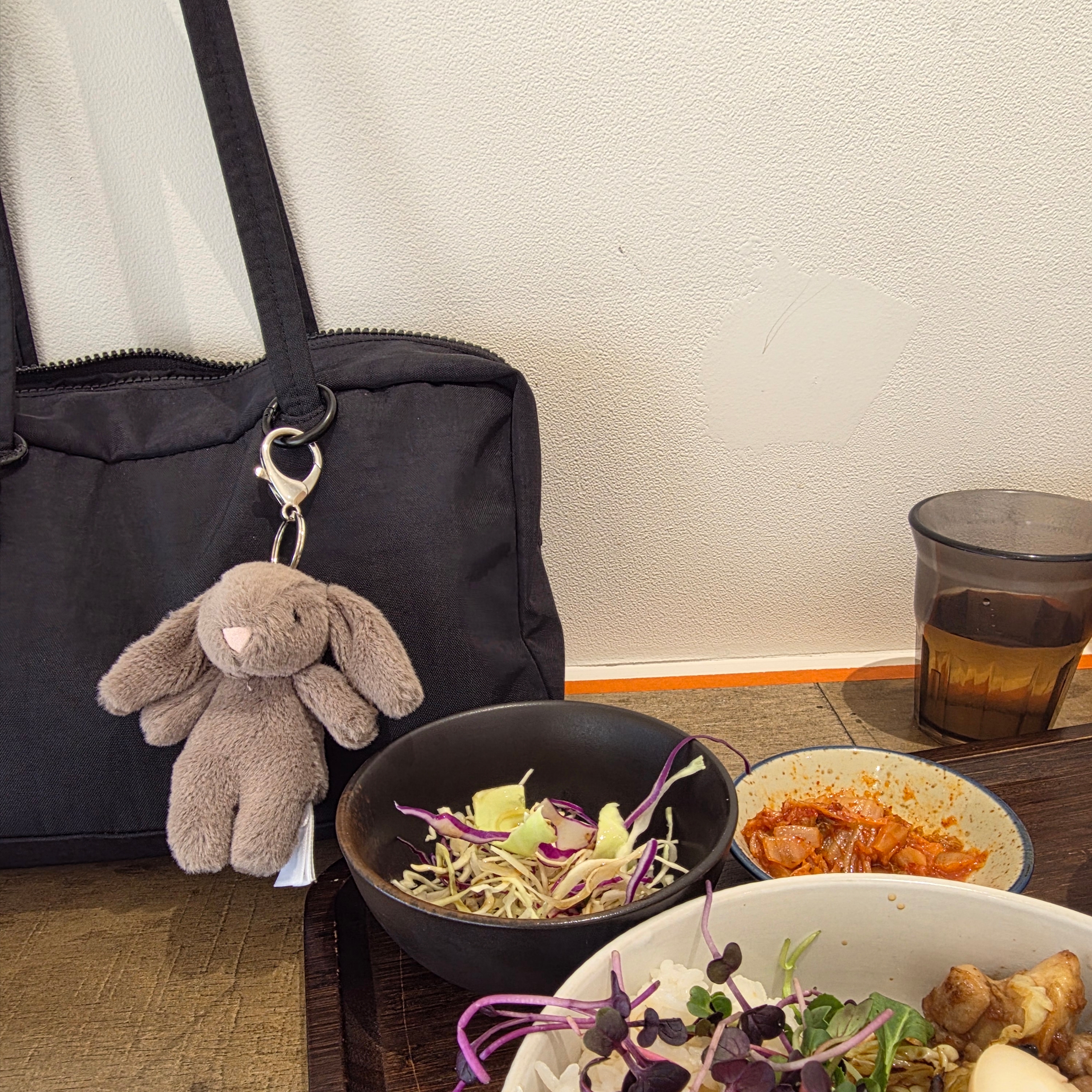 Jellycat Bashful Bunny Bag Charm Beige 착용 스타일