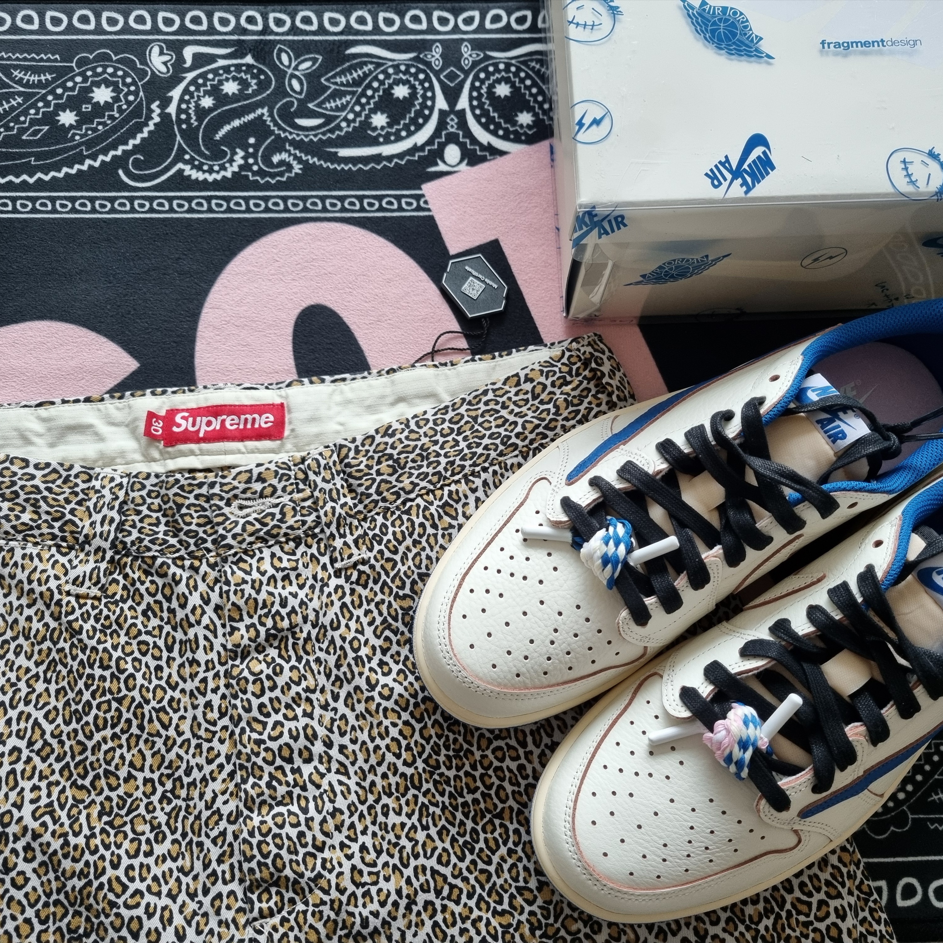 Supreme Chino Pants Leopard - 25FW, Jordan 1 x Travis Scott x Fragment Retro Low OG SP Sail Military Blue 착용 스타일 - 2
