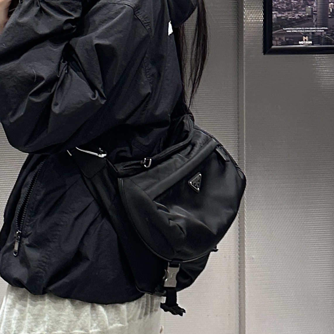 Prada Re-Nylon and Saffiano Leather Shoulder Bag Black 착용 스타일 - 2
