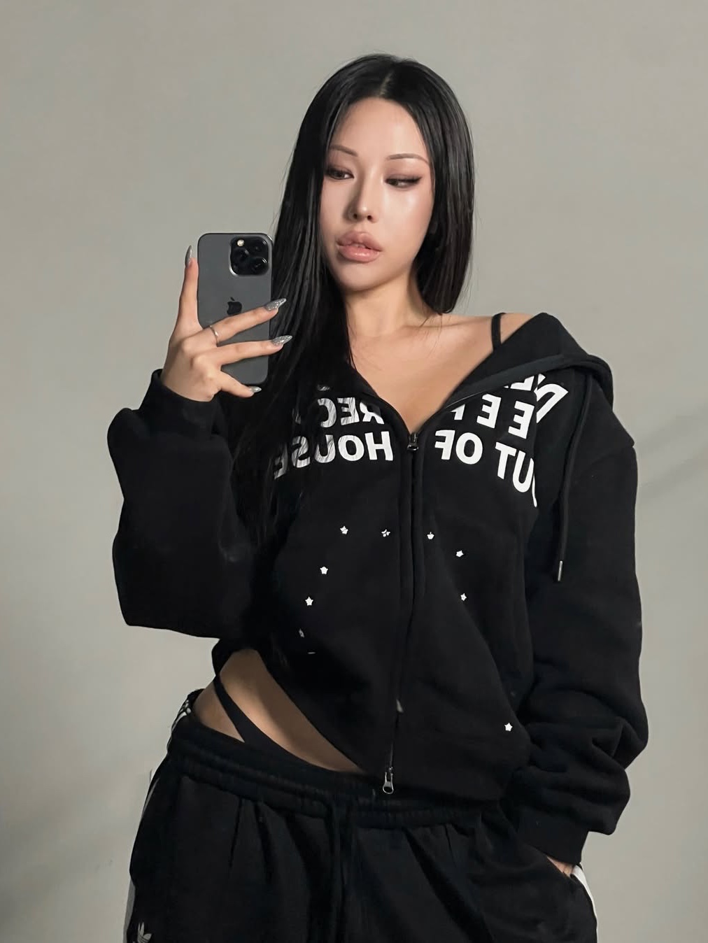SLOW RECORD HOUSE Typo Star Hood Zip-up Black 착용 스타일 - 2