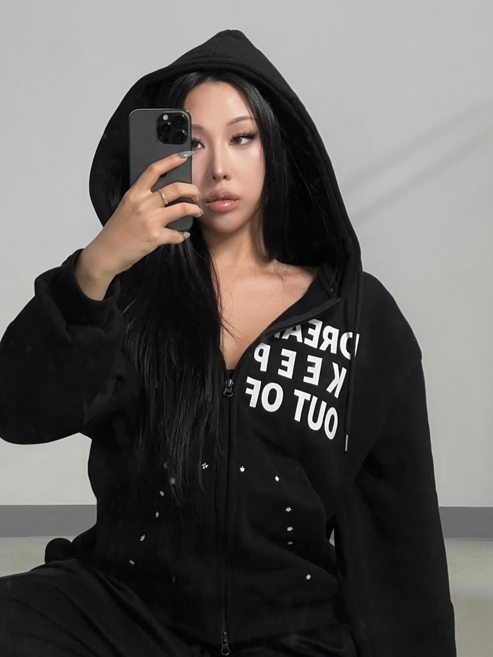 SLOW RECORD HOUSE Typo Star Hood Zip-up Black 착용 스타일 - 3