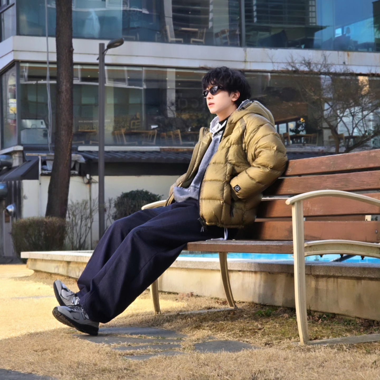 New Balance 2002R Grey Black, Flavorism Oversized Rivet Hoodie Dirty White 착용 스타일 - 2