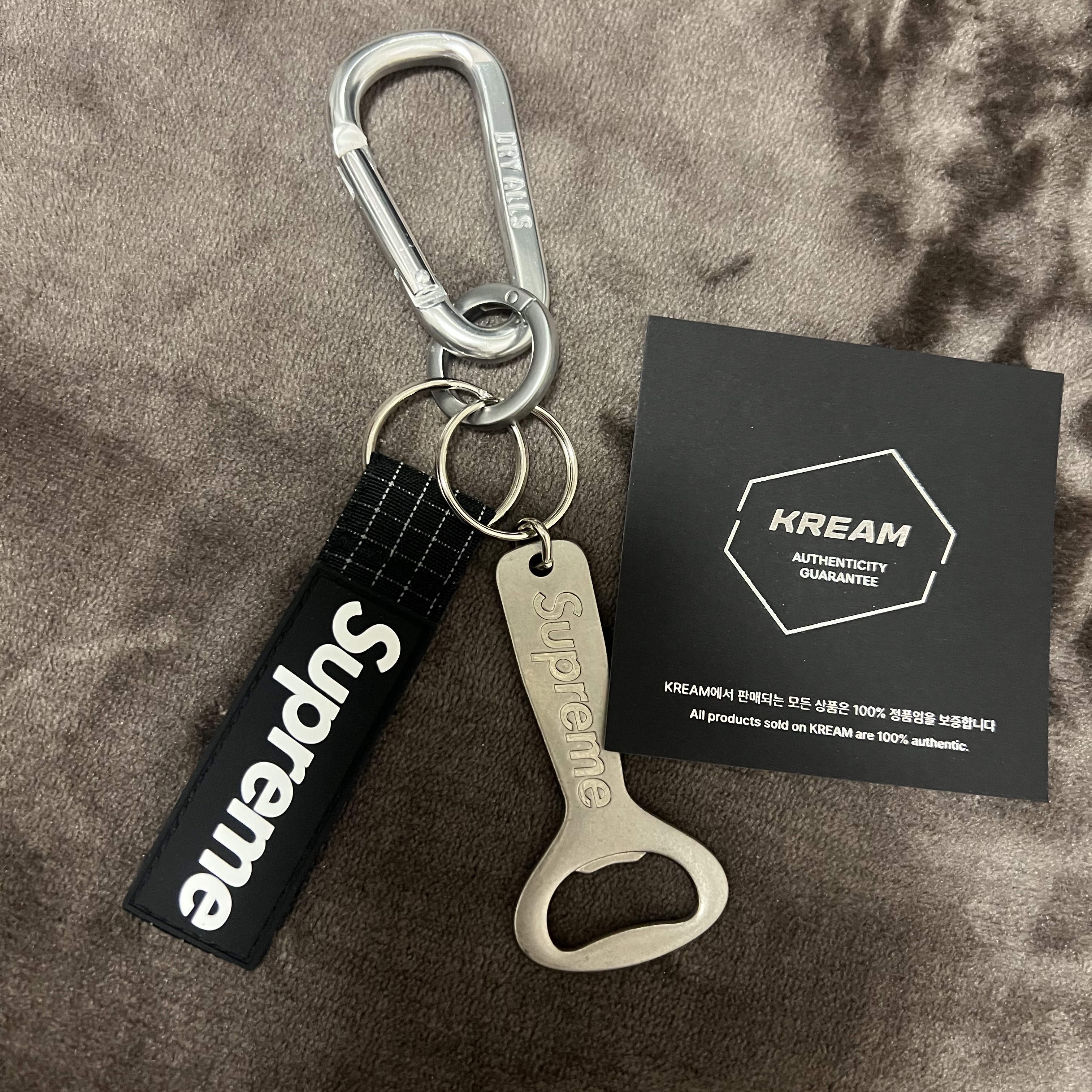 Supreme Ripstop Keychain Black - 24SS, Supreme Bottle Opener Keychain Silver - 24FW 착용 스타일