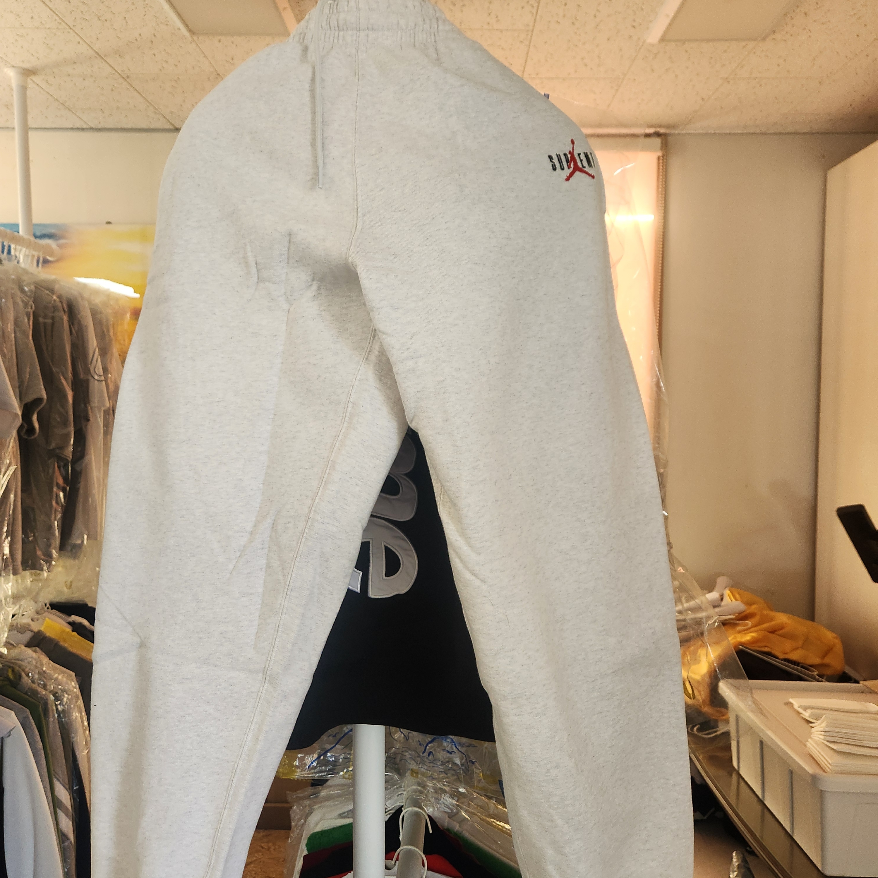 Supreme x Jordan Sweatpants Ash Grey - 24FW 착용 스타일