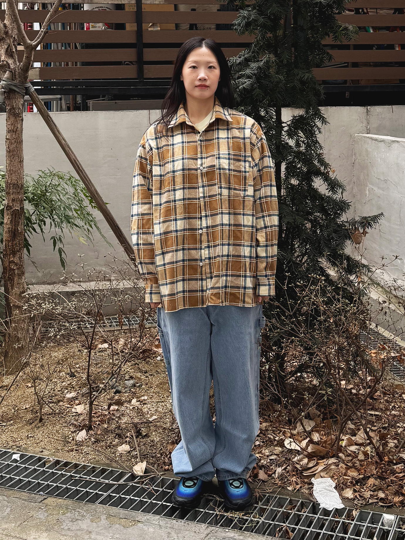 QT8 GARMENTS Rustic Core Flannel Check Shirt Beige, QT8 Garments TL Denim Carpenter Pant Blue 착용 스타일 - 3