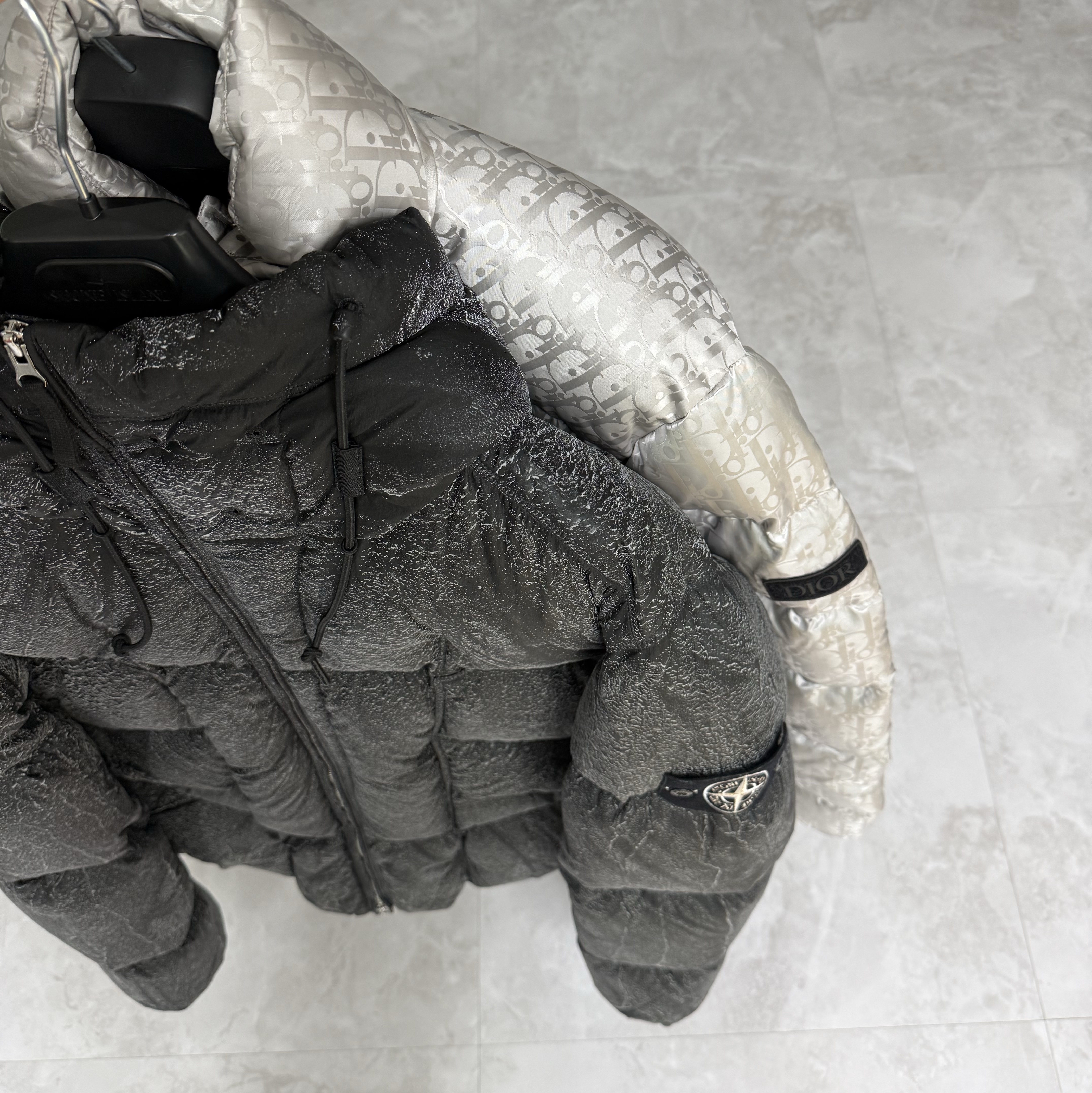 Stone Island 4100062 Light Nylon Tela Hand Sprayed Reflective Anti-Drop Lightweight Hooded Down Jacket Black - 26SS, Dior Oblique Down Jacket Pearl Technical Jacquard 착용 스타일